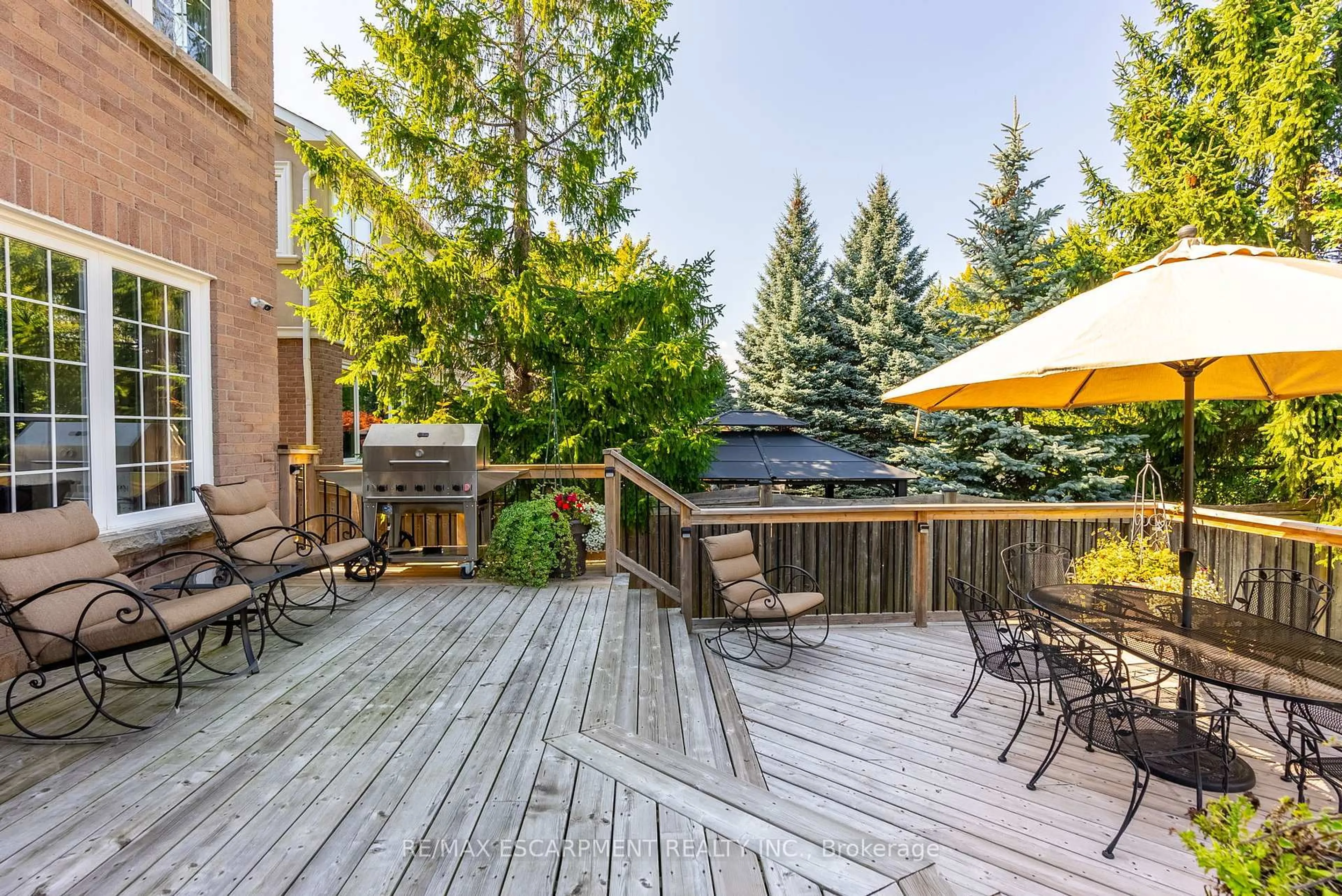 Patio, unknown for 2049 Country Club Dr, Burlington Ontario L7M 3Z2