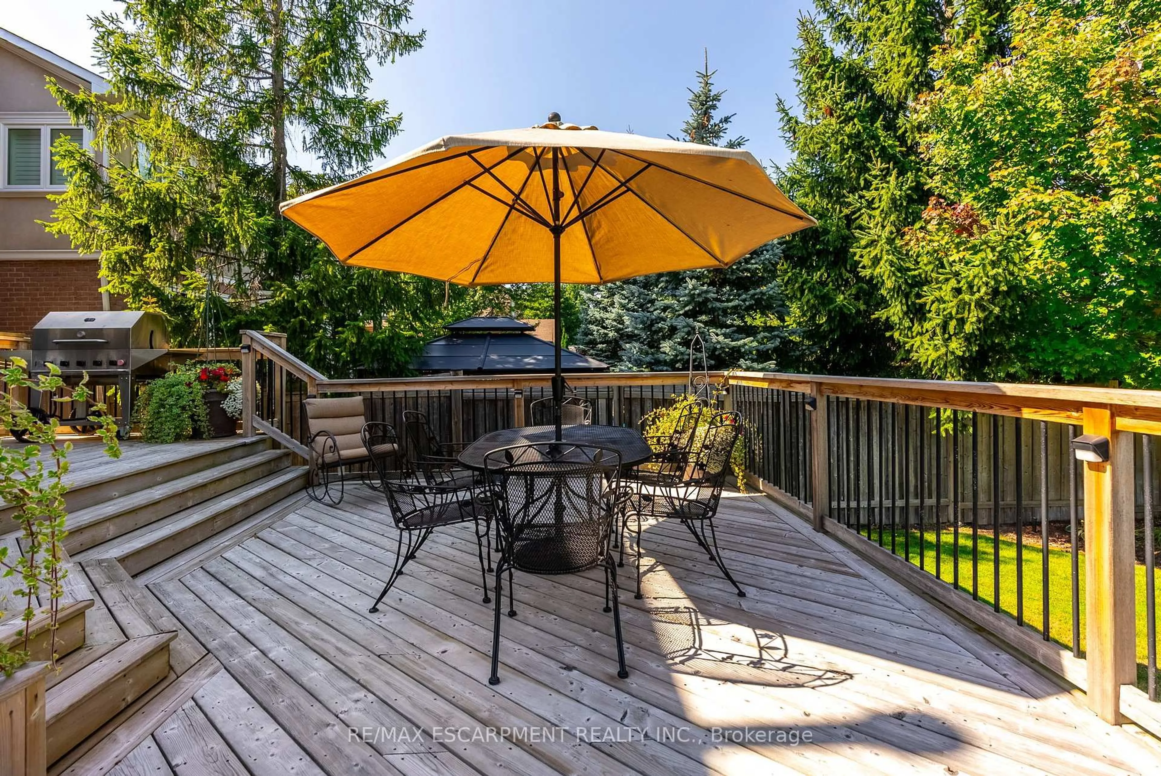 Patio, unknown for 2049 Country Club Dr, Burlington Ontario L7M 3Z2