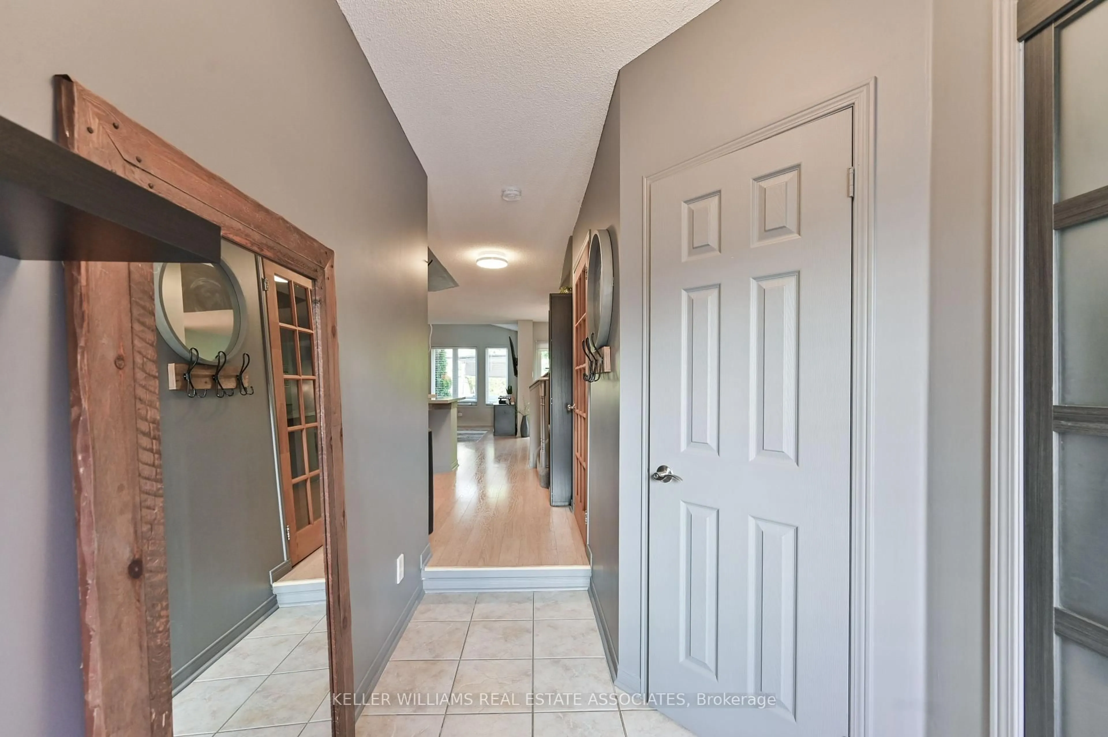 Indoor entryway for 7514 Black Walnut Tr, Mississauga Ontario L5N 8A9