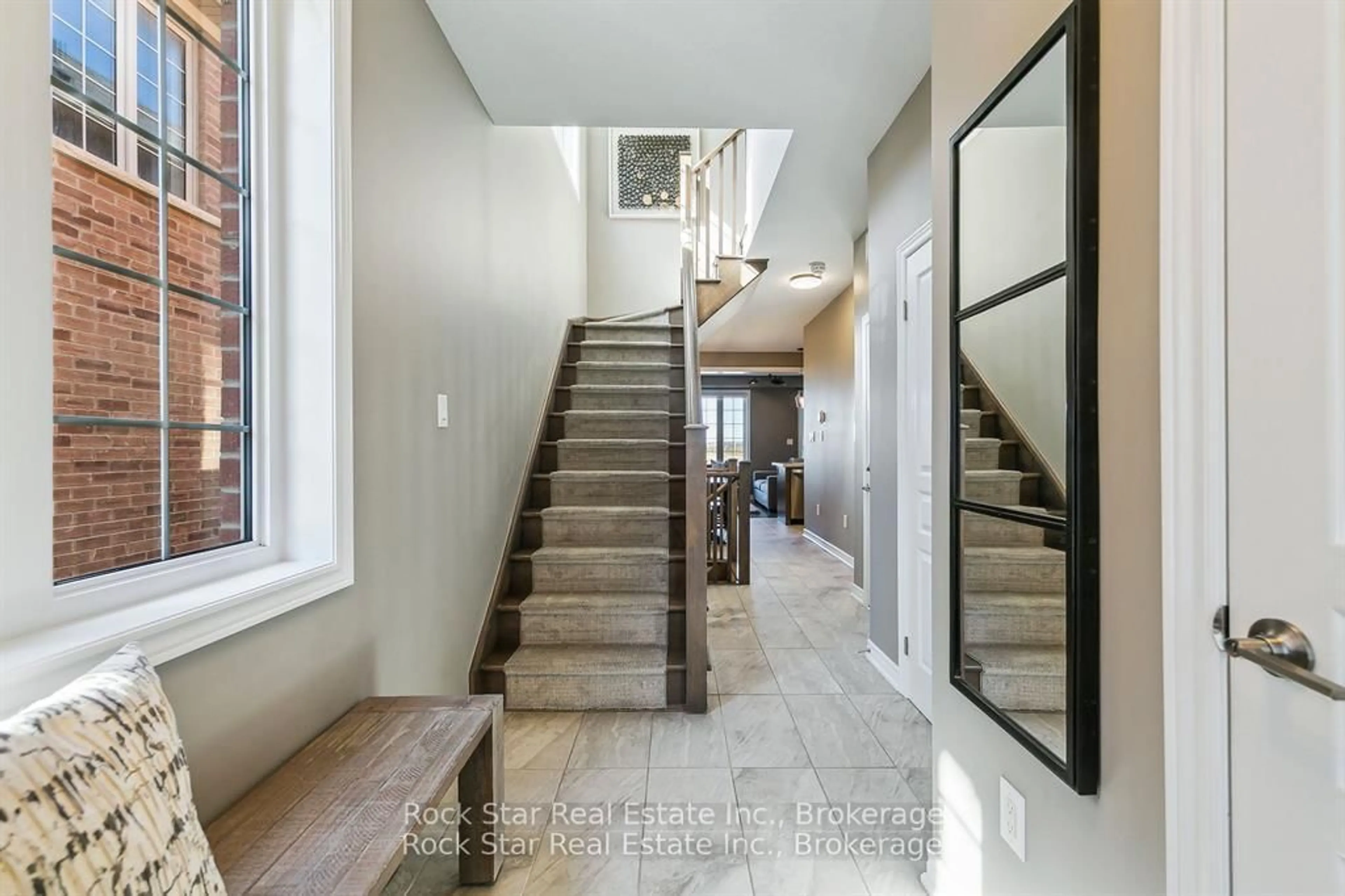 Indoor foyer for 3150 BLACKFRIAR Common, Oakville Ontario L6H 0P7