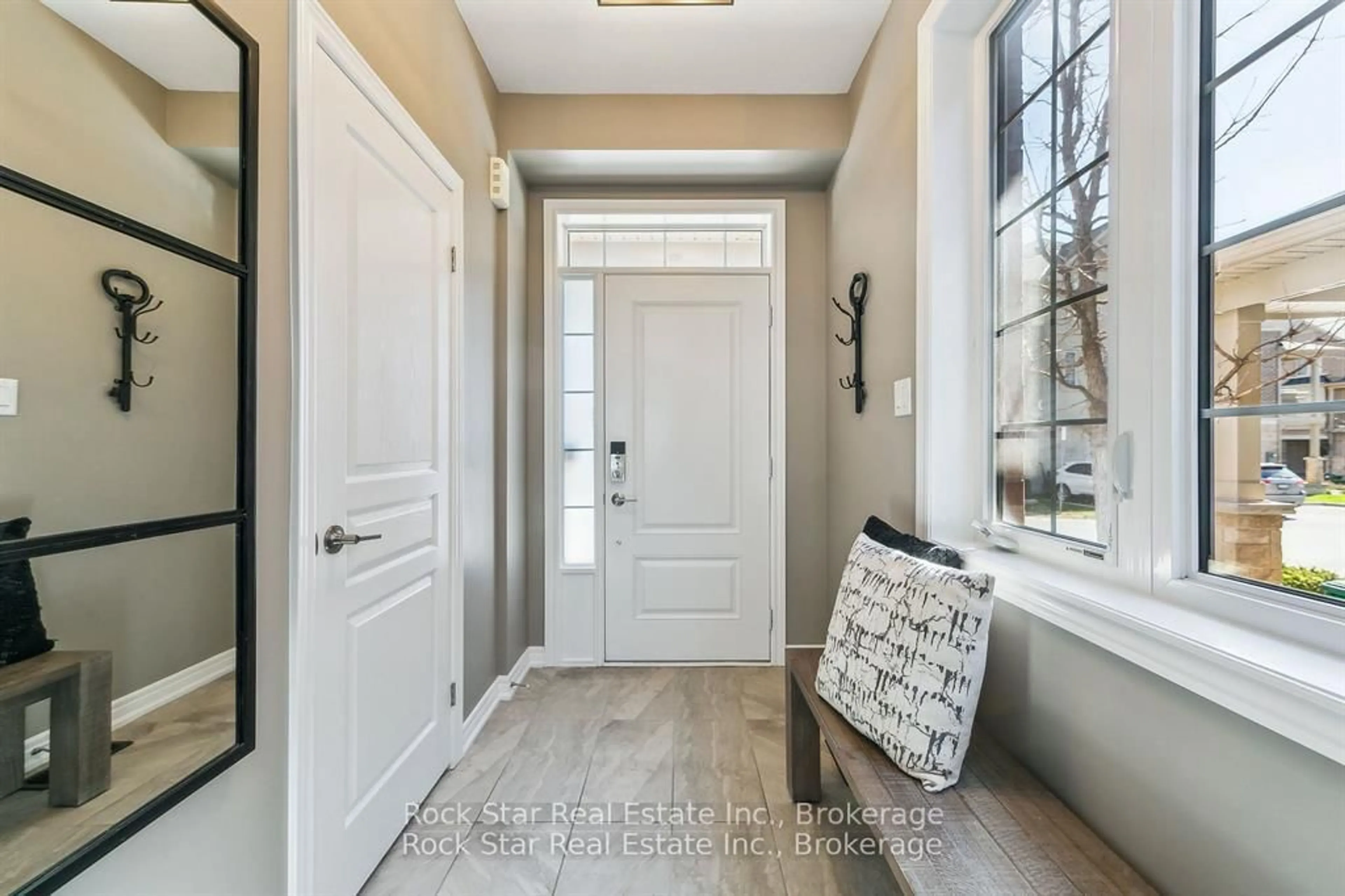 Indoor entryway for 3150 BLACKFRIAR Common, Oakville Ontario L6H 0P7