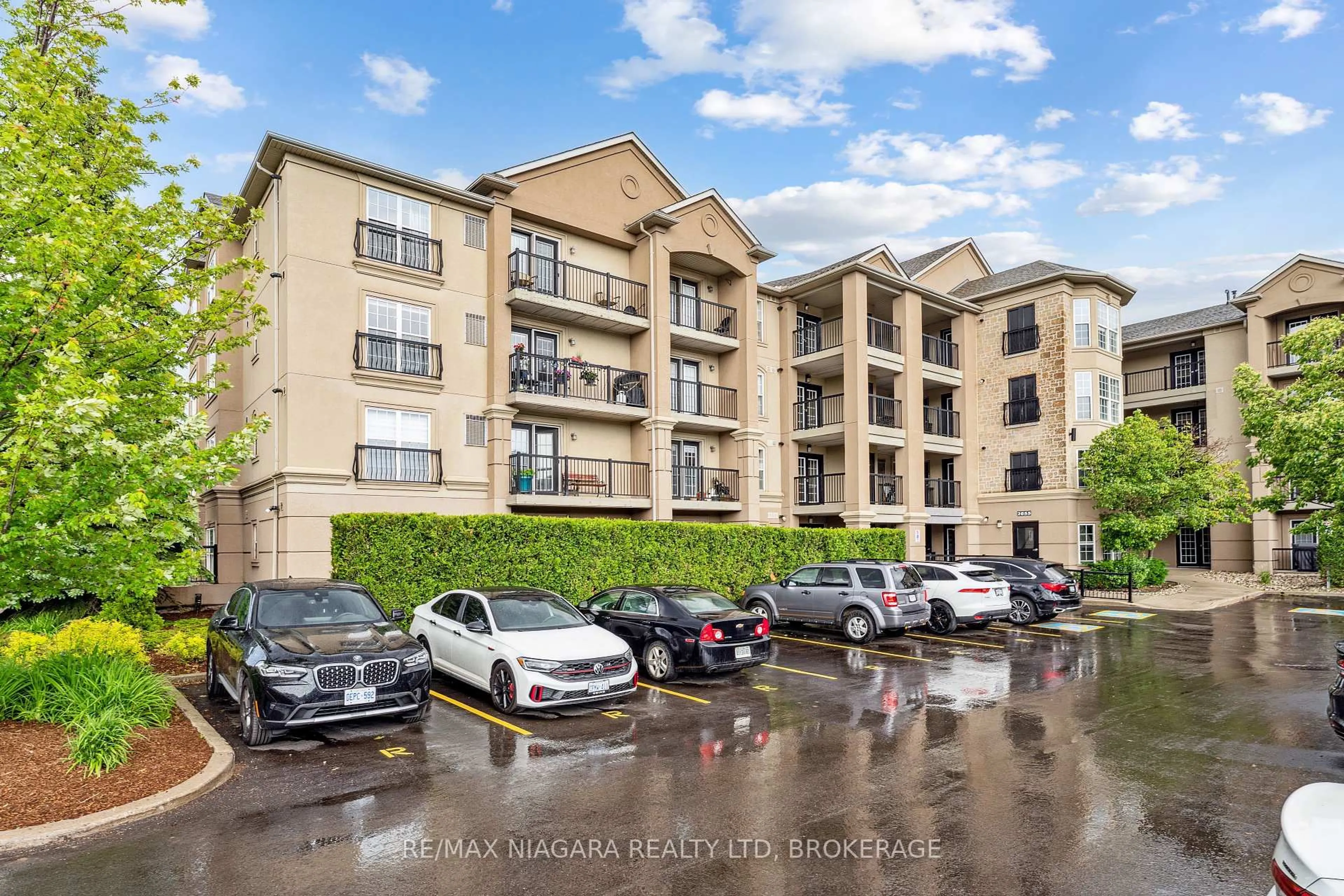 A pic from outside/outdoor area/front of a property/back of a property/a pic from drone, unknown for 2055 Appleby Line #102, Burlington Ontario L7L 7H1