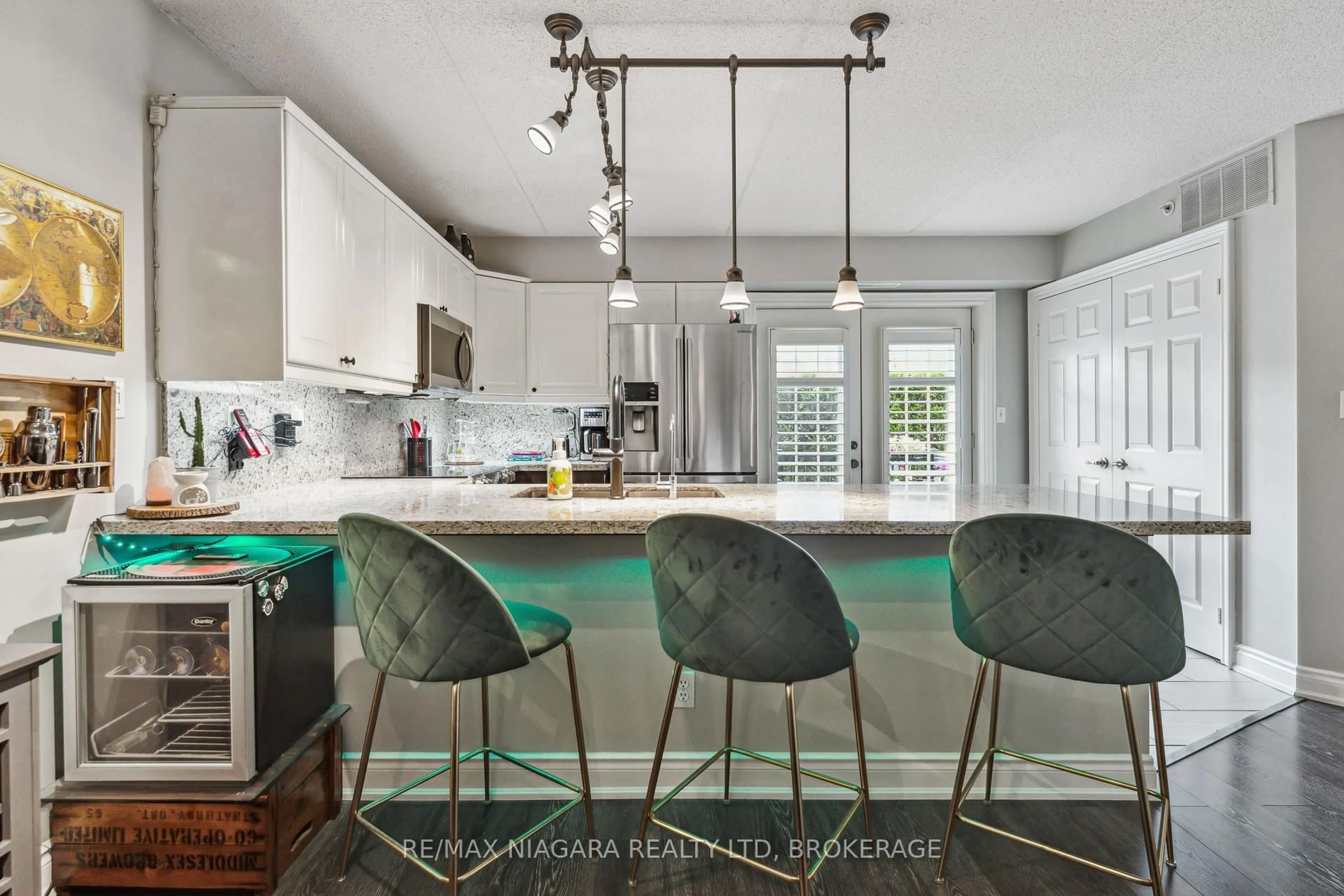 Contemporary kitchen, unknown for 2055 Appleby Line #102, Burlington Ontario L7L 7H1
