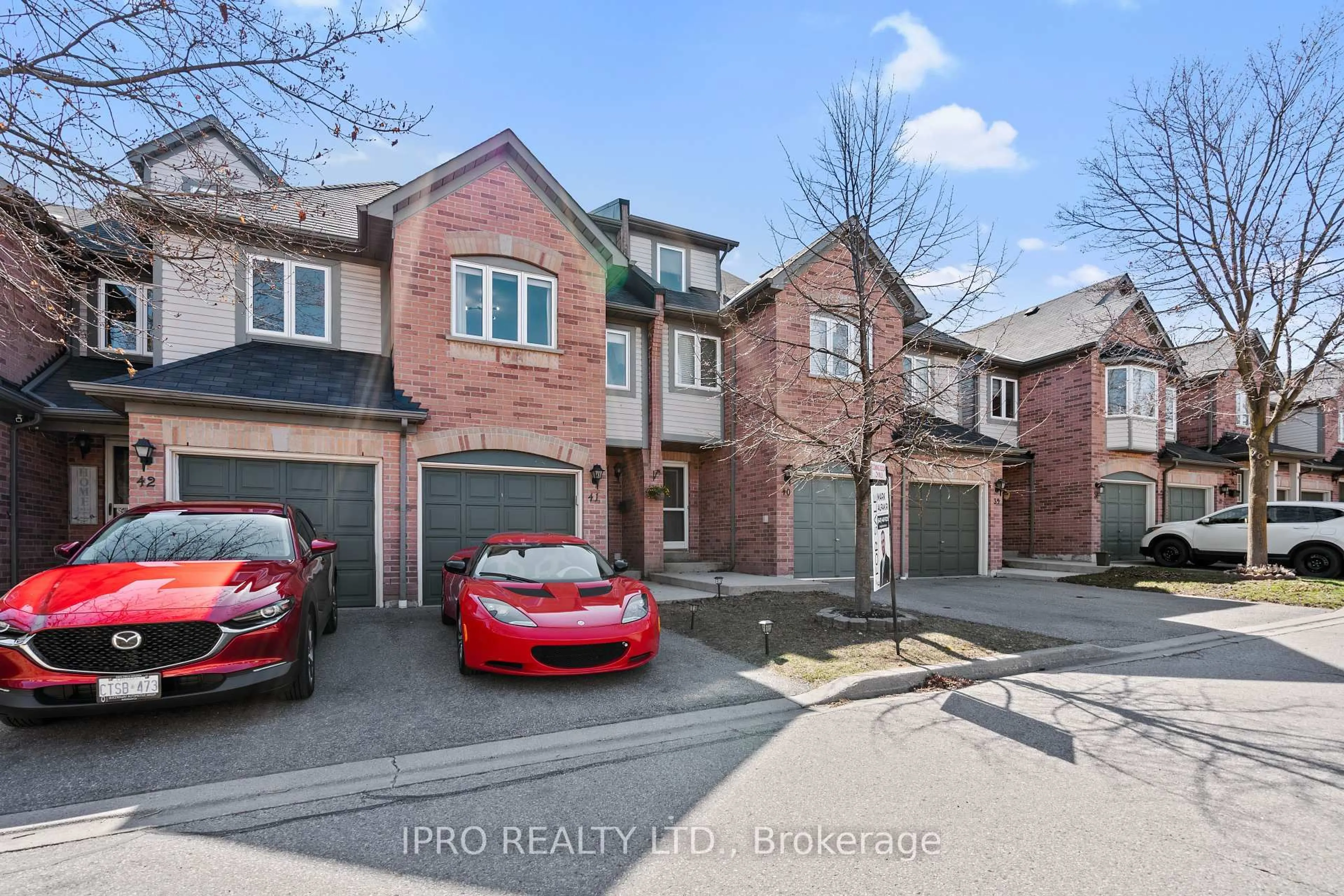 A pic from outside/outdoor area/front of a property/back of a property/a pic from drone, street for 2088 leanne Blvd #41, Mississauga Ontario L5K 2S7