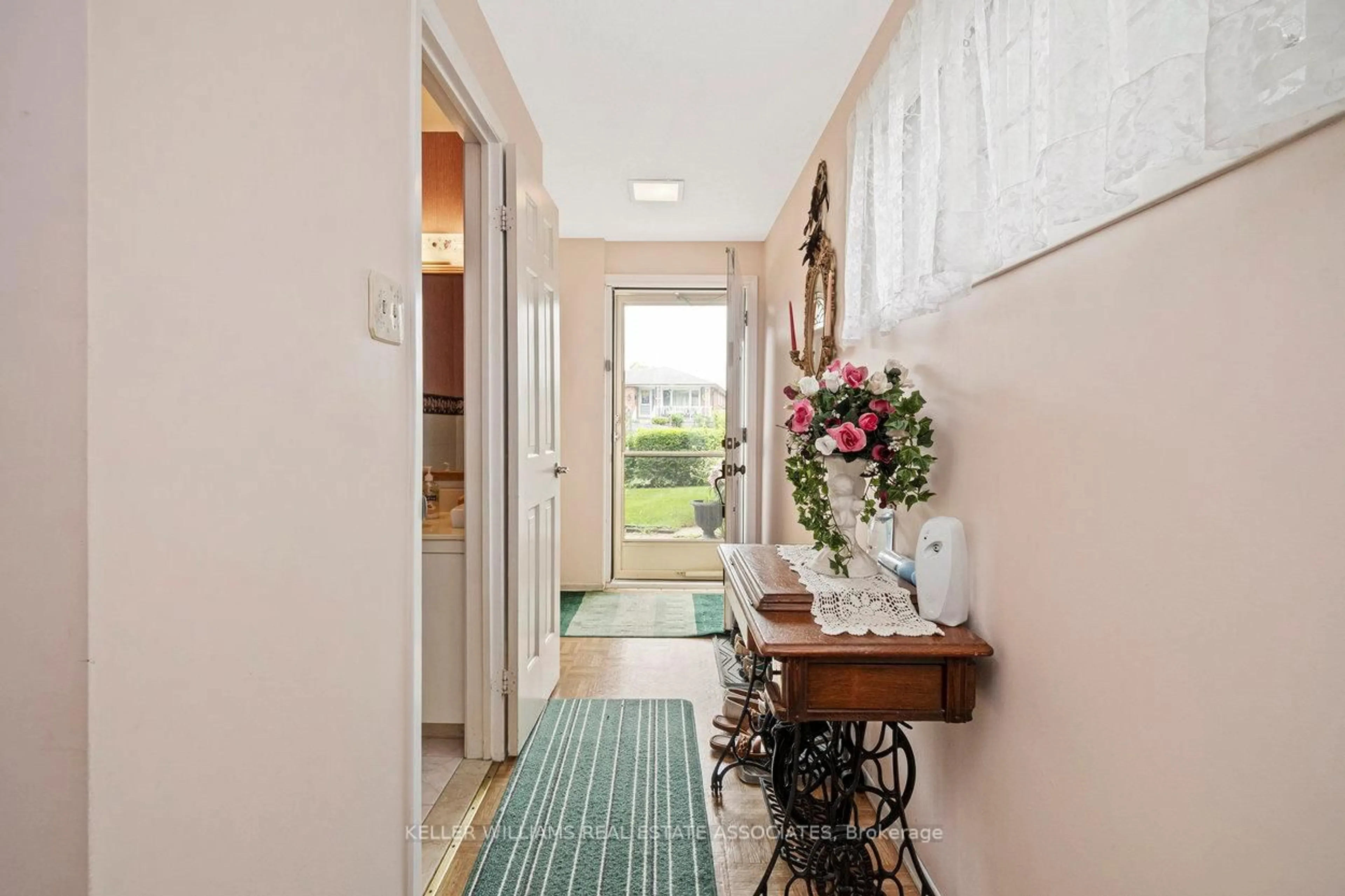 Indoor entryway for 4353 Brandon Gate Dr, Mississauga Ontario L4T 3K6