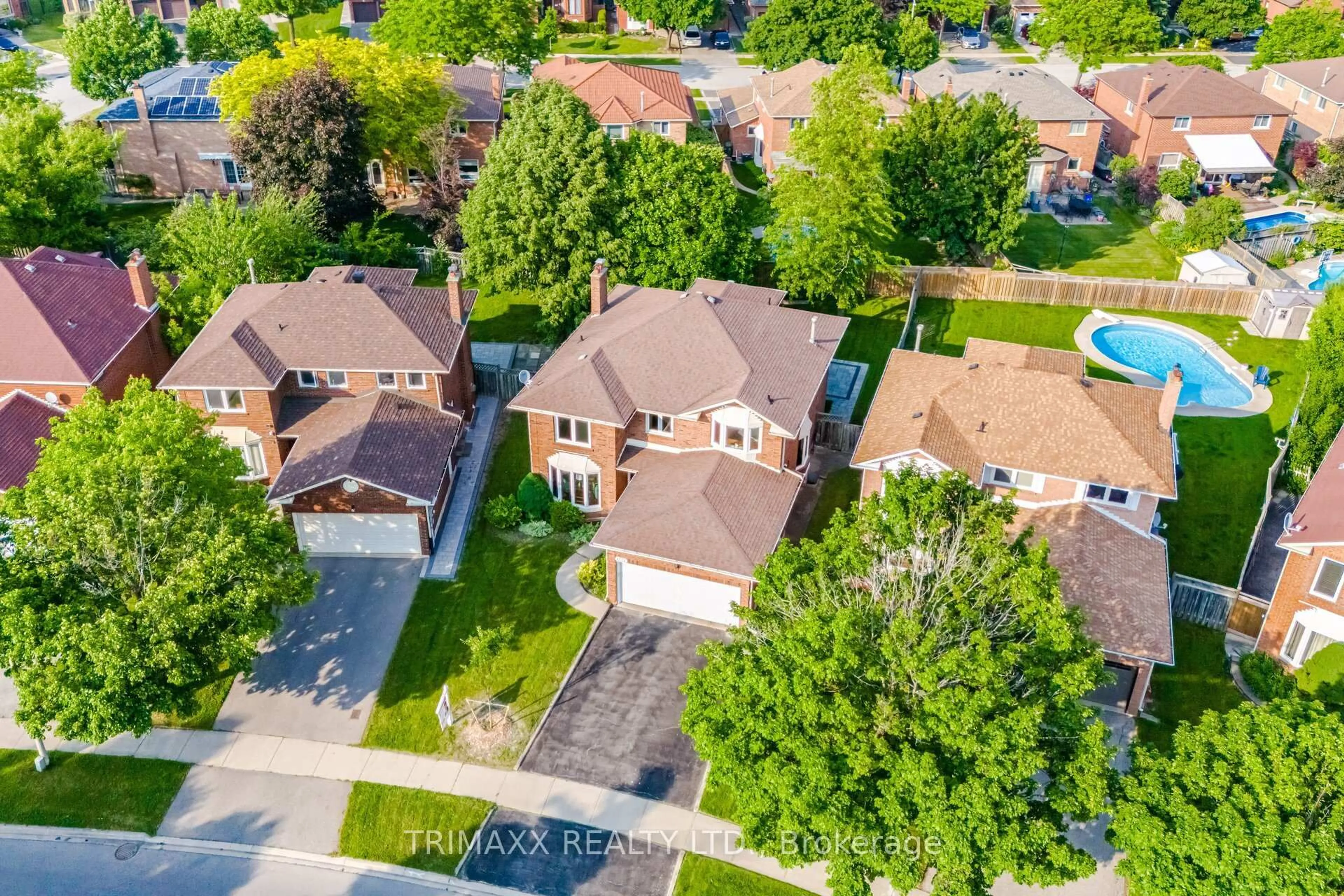 A pic from outside/outdoor area/front of a property/back of a property/a pic from drone, street for 1337 Sir David Dr, Oakville Ontario L6J 6V5