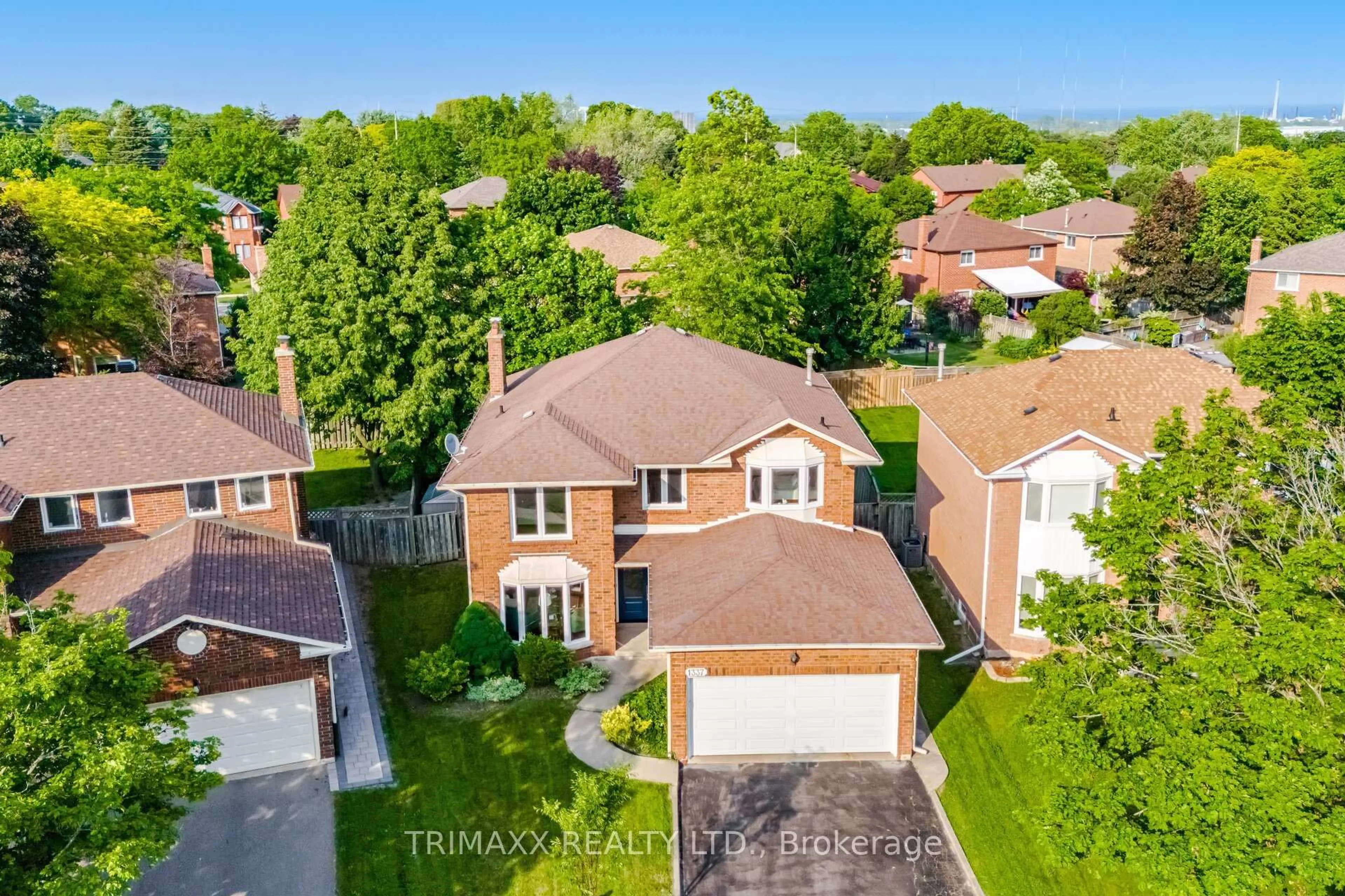 A pic from outside/outdoor area/front of a property/back of a property/a pic from drone, street for 1337 Sir David Dr, Oakville Ontario L6J 6V5