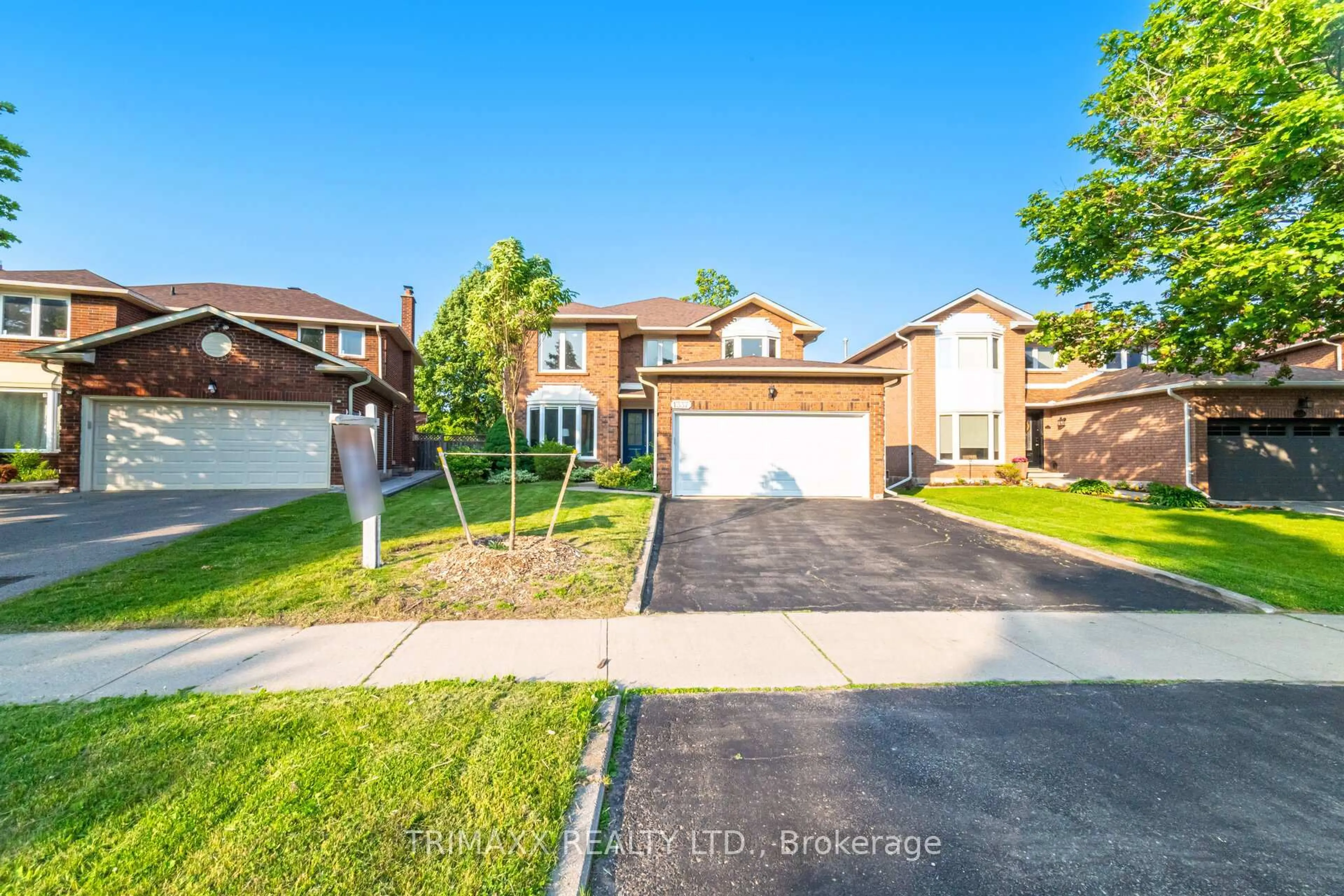 A pic from outside/outdoor area/front of a property/back of a property/a pic from drone, street for 1337 Sir David Dr, Oakville Ontario L6J 6V5