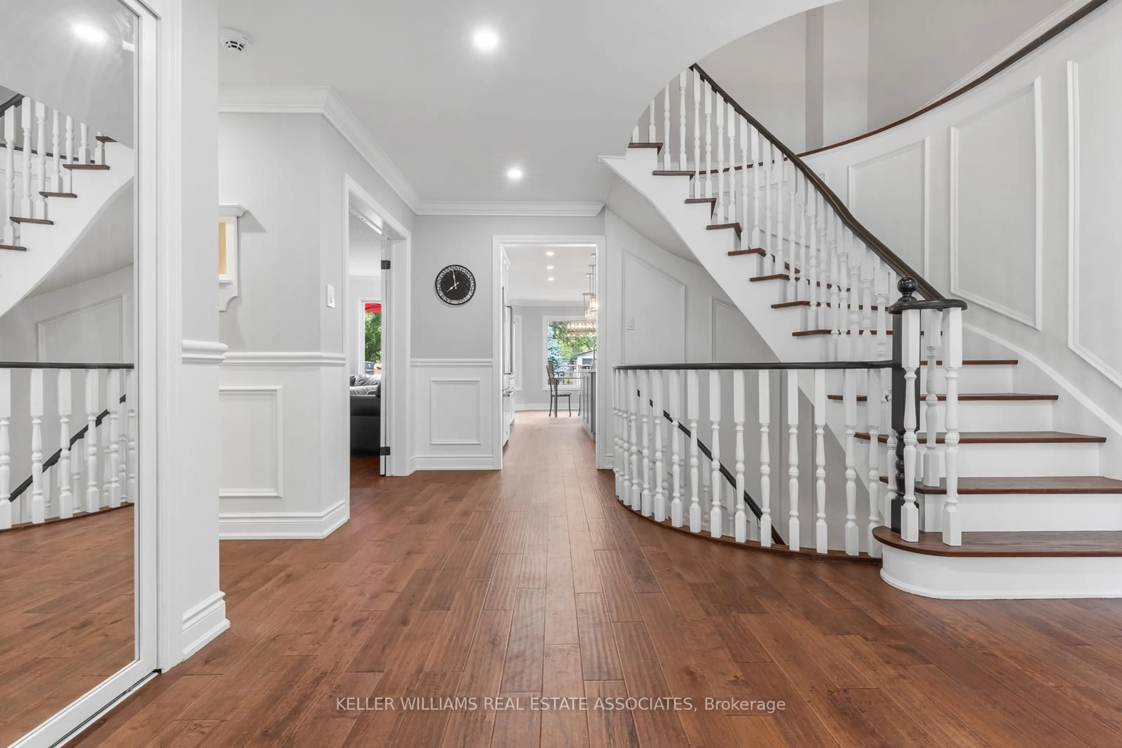 Indoor entryway for 1792 Grosvenor Pl, Mississauga Ontario L5L 3V8