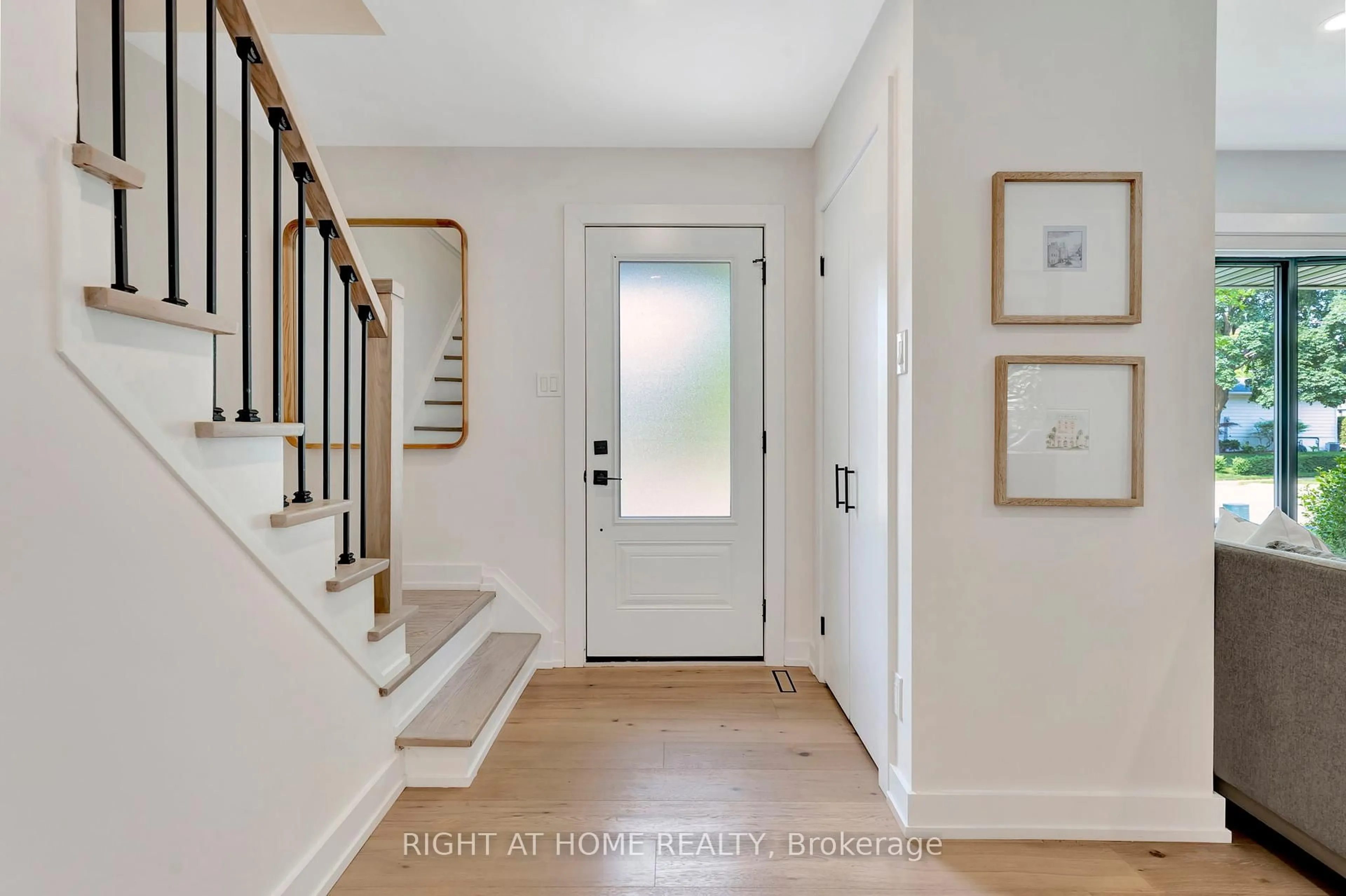 Indoor entryway for 1349 Oxford Ave, Oakville Ontario L6H 1T2