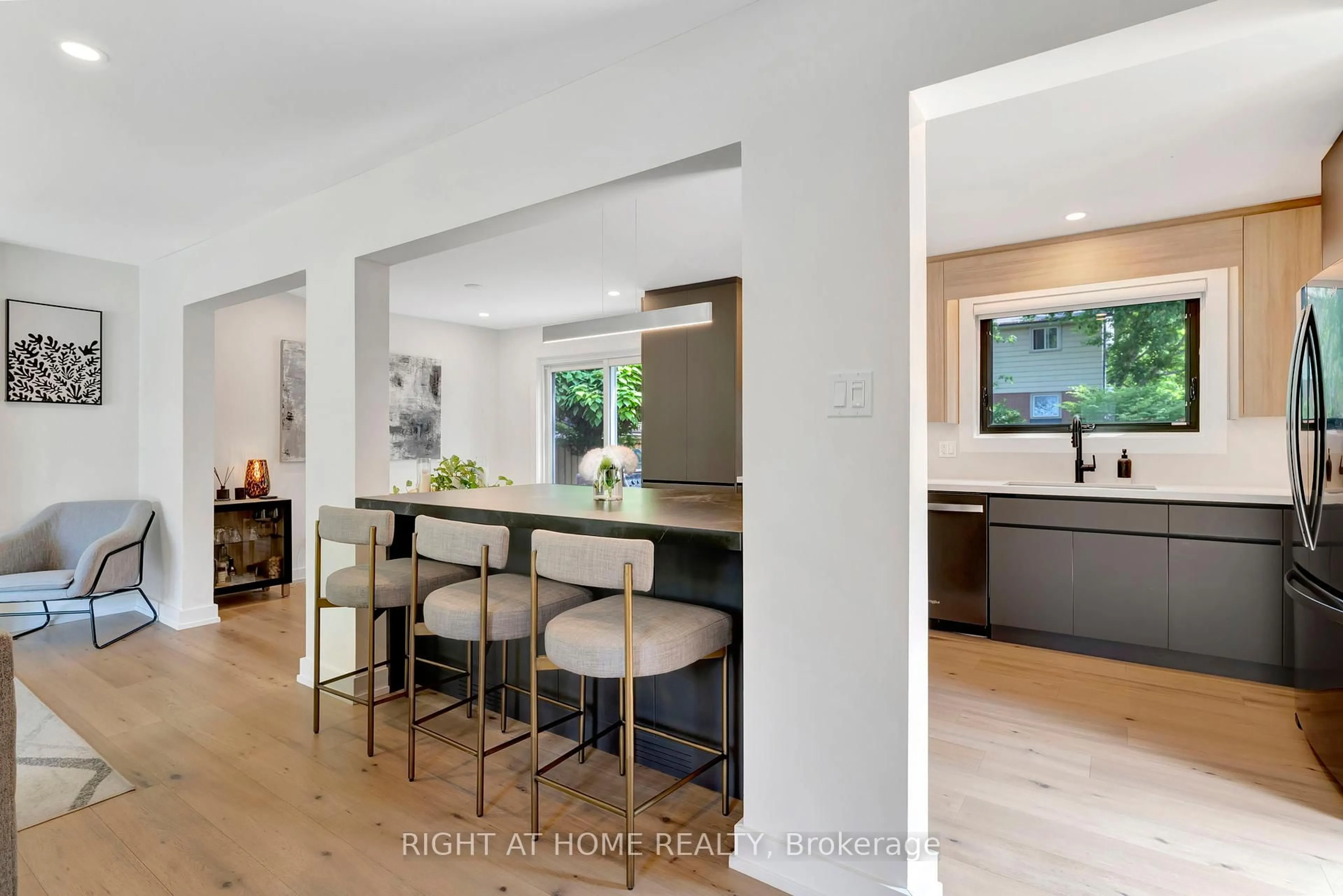 Open concept kitchen, unknown for 1349 Oxford Ave, Oakville Ontario L6H 1T2