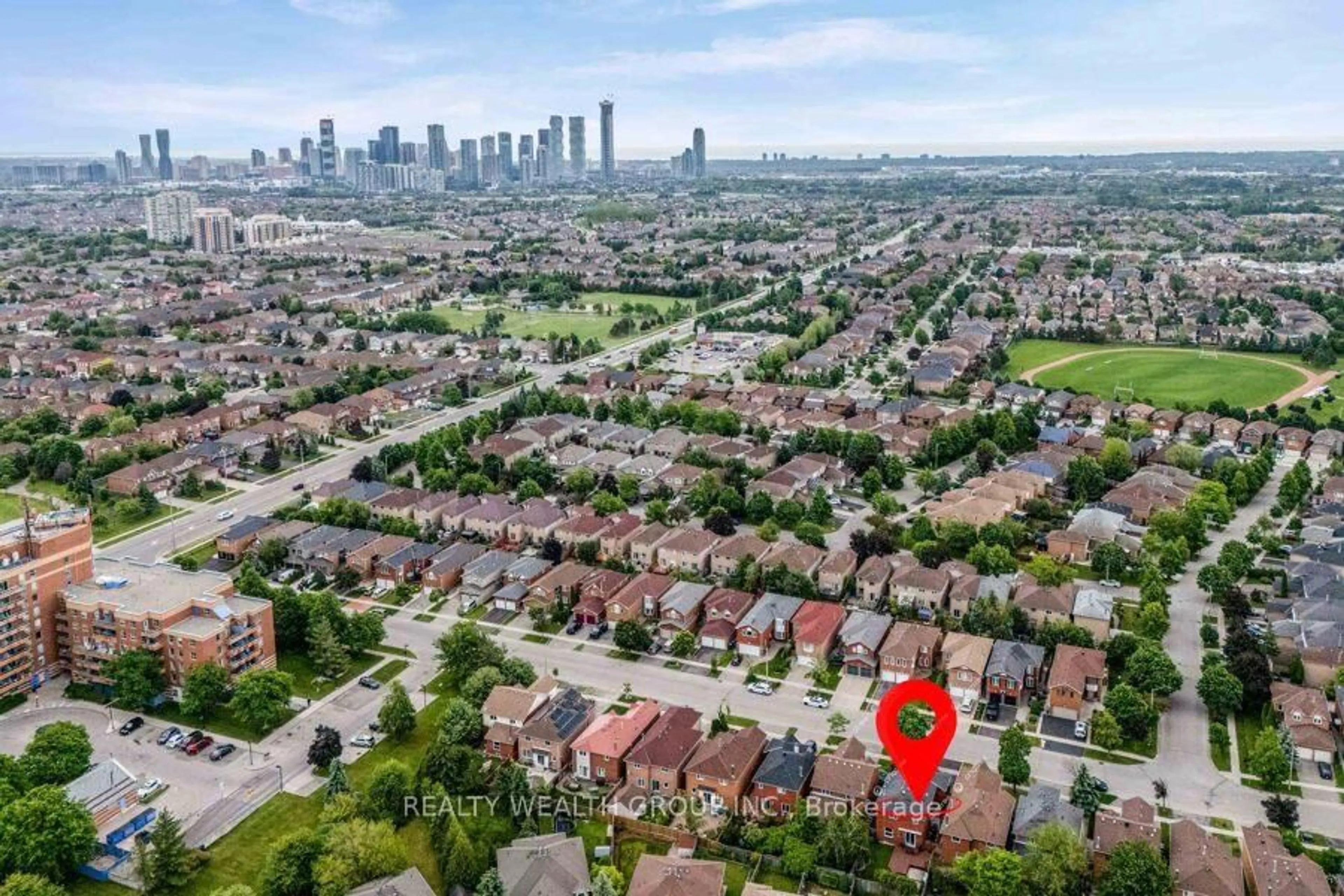 A pic from outside/outdoor area/front of a property/back of a property/a pic from drone, city buildings view from balcony for 1077 Windsor Hill Blvd, Mississauga Ontario L5V 1P4