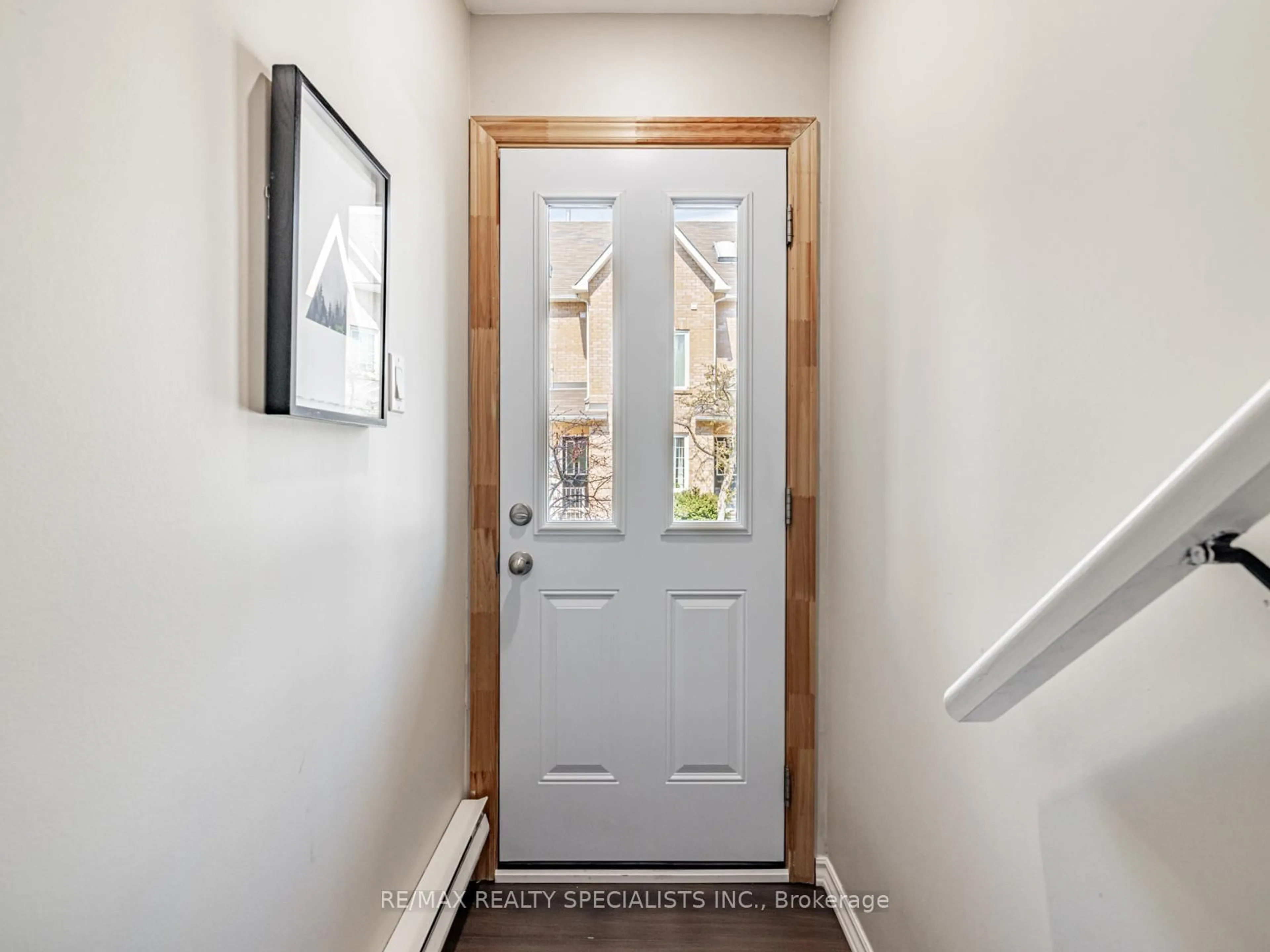 Indoor entryway for 2055 WALKERS Line #227, Burlington Ontario L7M 4B5