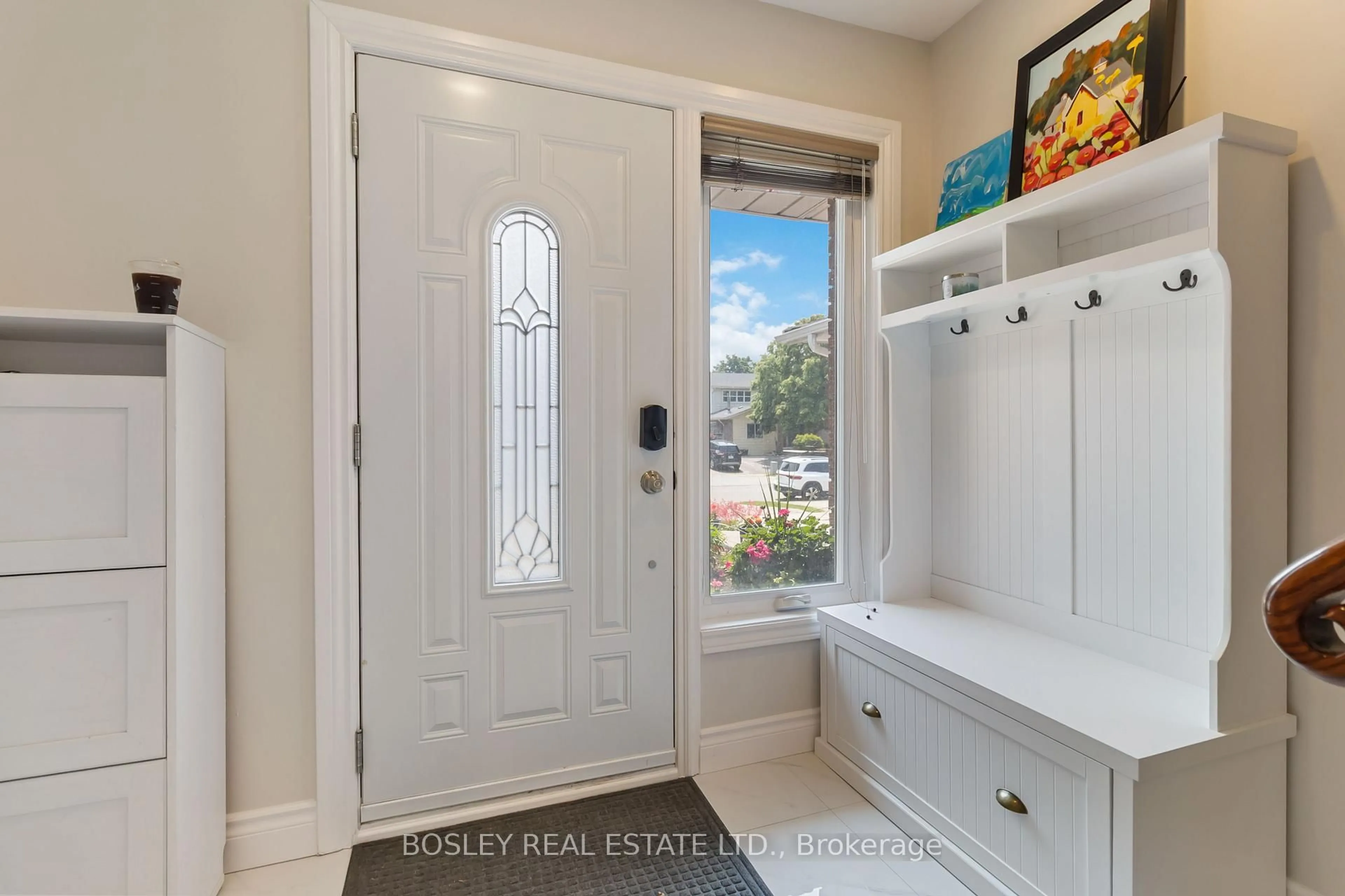 Indoor entryway for 96 Orsett St, Oakville Ontario L6H 2N9