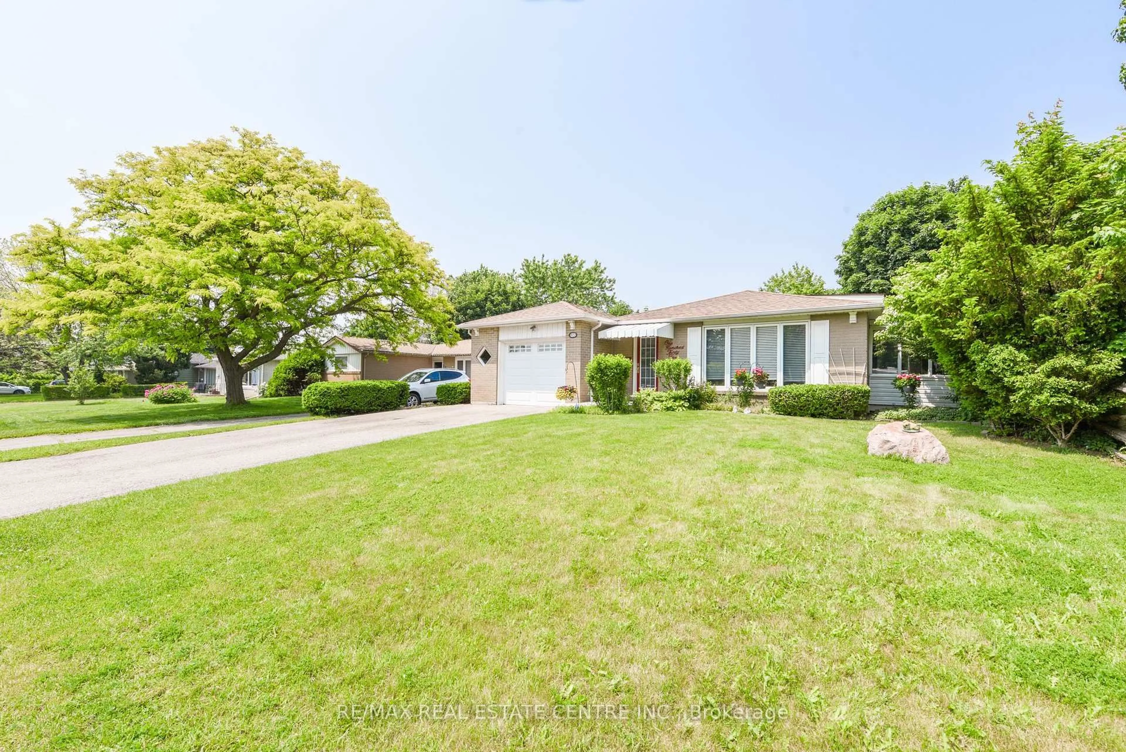 A pic from outside/outdoor area/front of a property/back of a property/a pic from drone, street for 135 Folkstone Cres, Brampton Ontario L6T 3M6