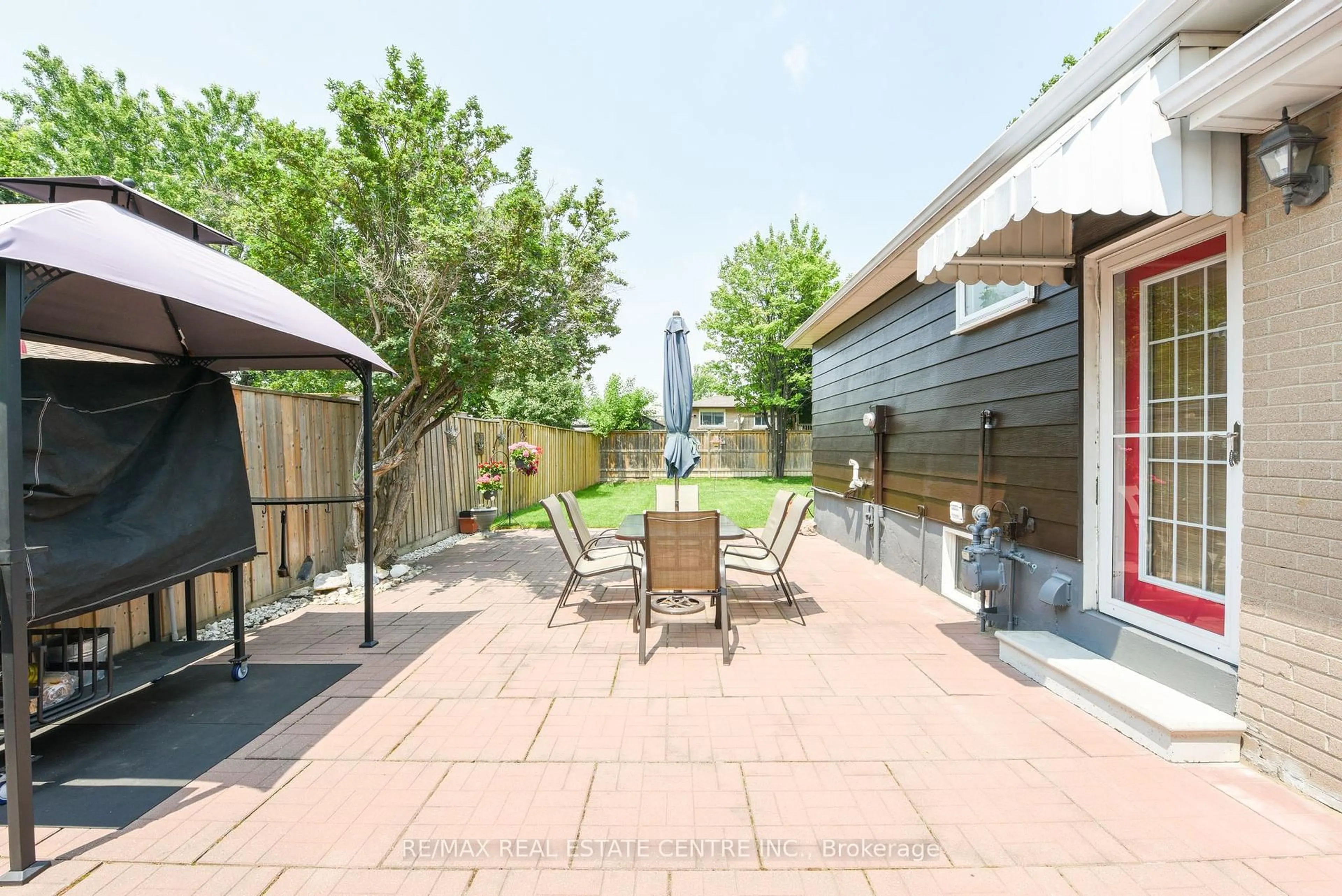 Patio, street for 135 Folkstone Cres, Brampton Ontario L6T 3M6
