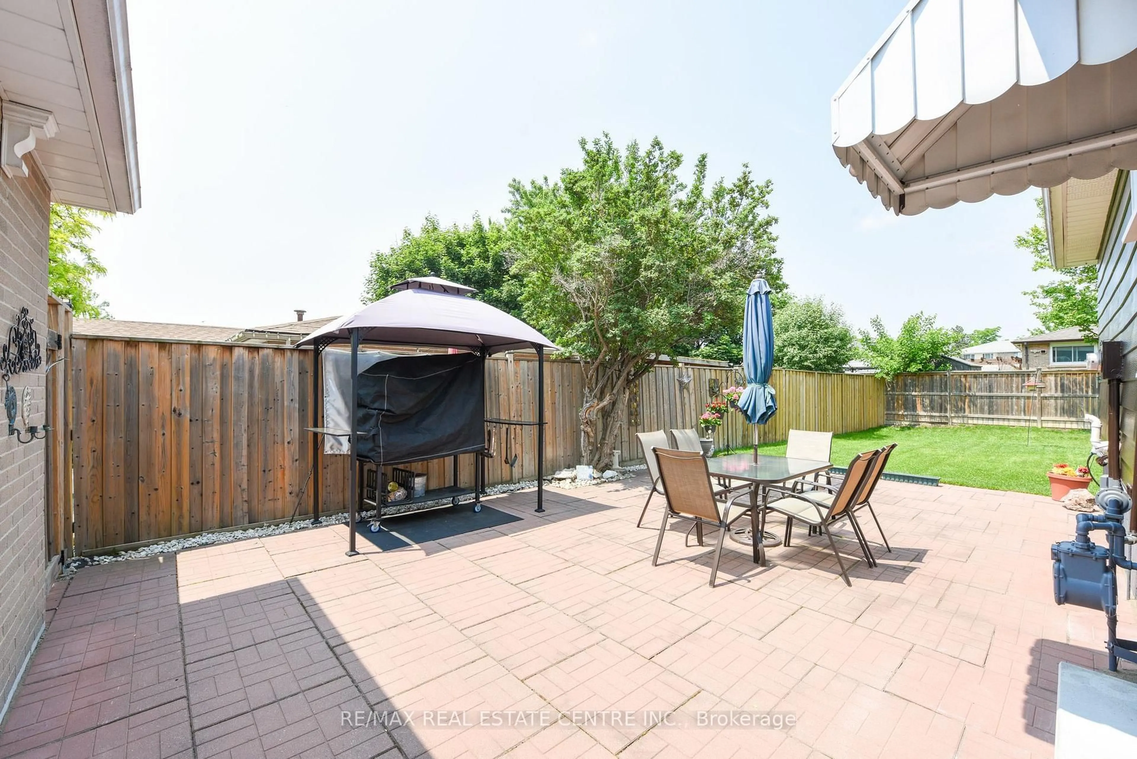 Patio, street for 135 Folkstone Cres, Brampton Ontario L6T 3M6