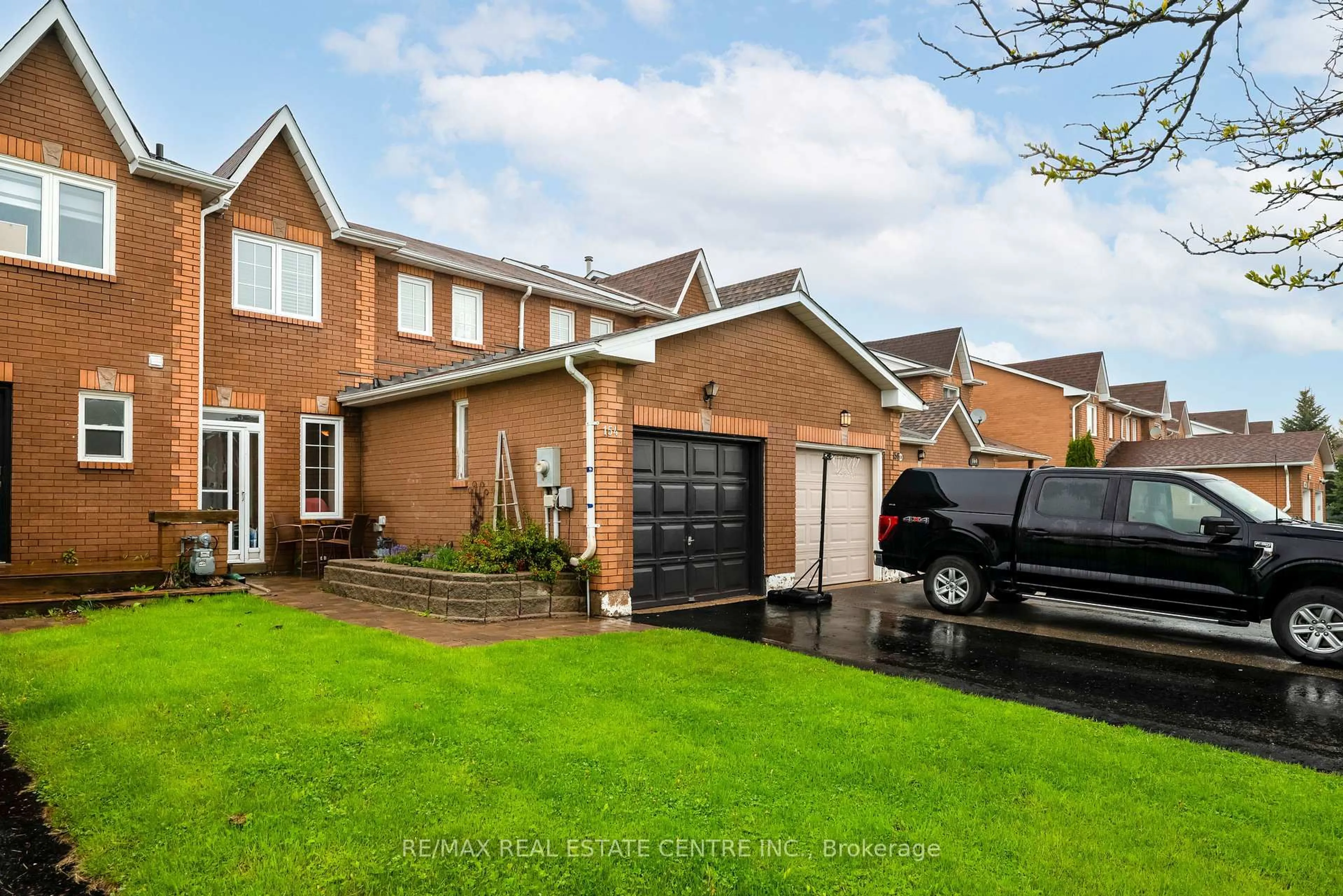 A pic from outside/outdoor area/front of a property/back of a property/a pic from drone, street for 154 Howard Cres, Orangeville Ontario L9W 4W3
