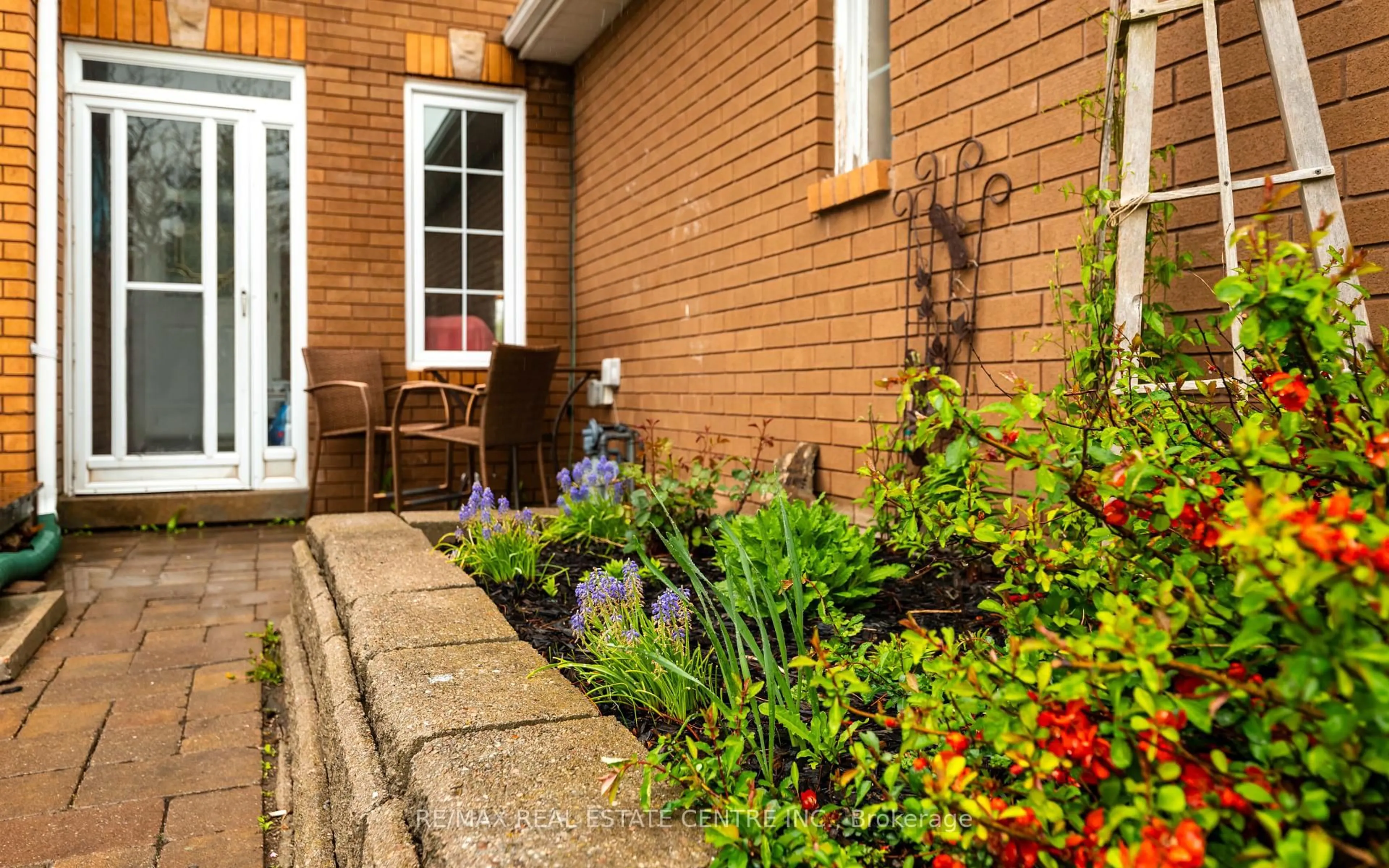 Patio, street for 154 Howard Cres, Orangeville Ontario L9W 4W3