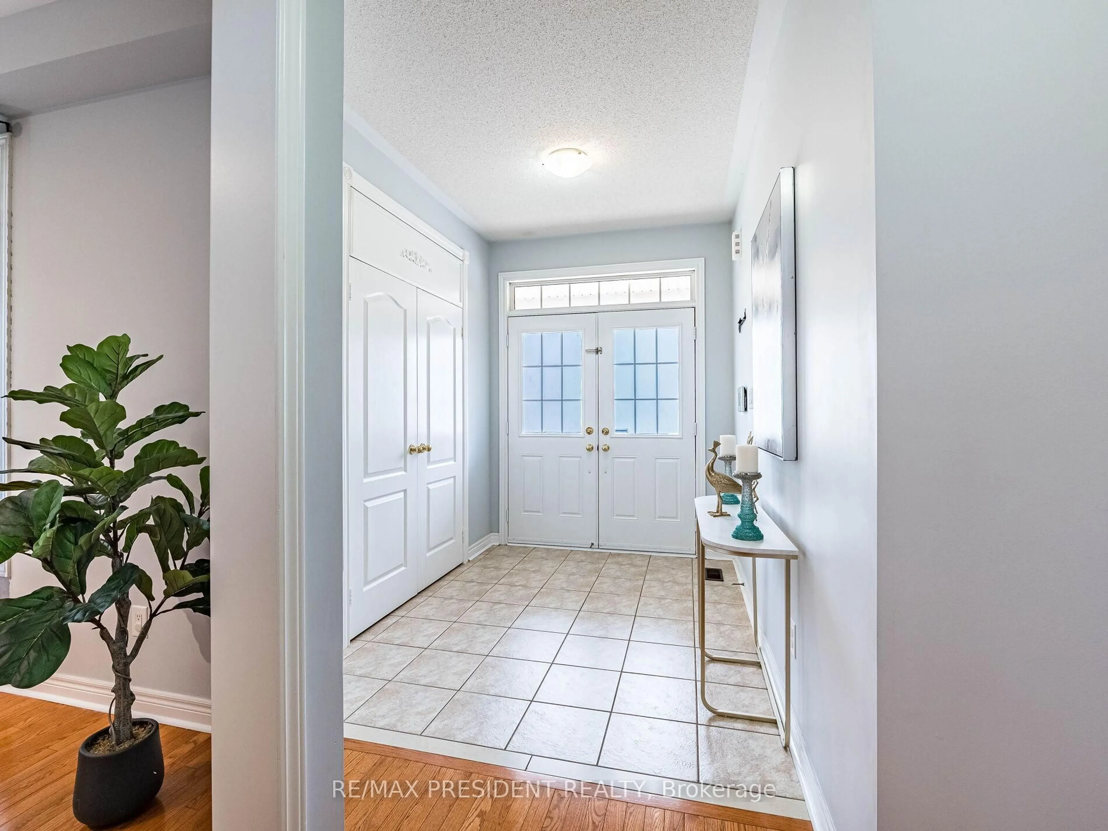 Indoor entryway for 33 Belleville Dr, Brampton Ontario L6P 1V8