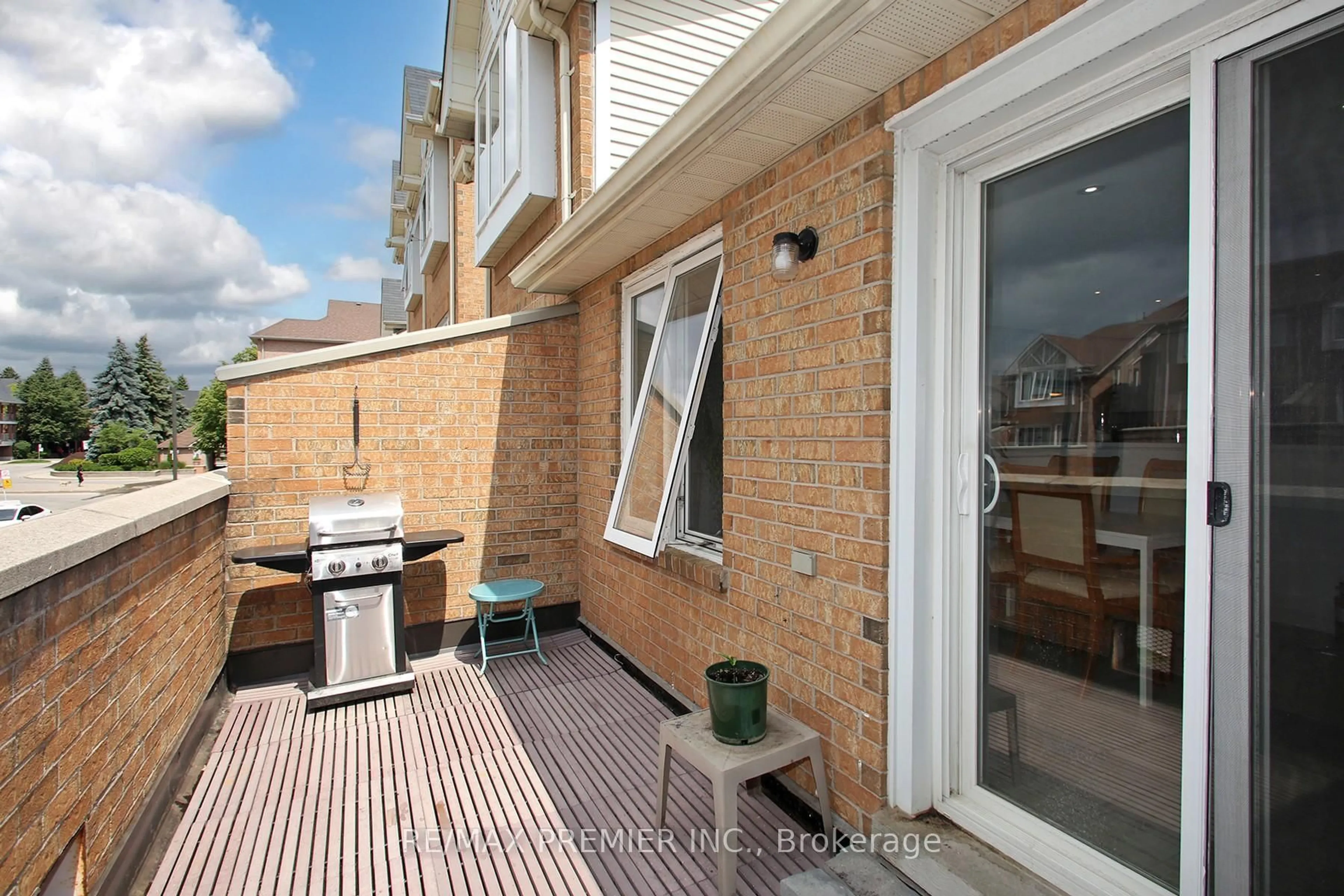 Patio, street for 45 Bristol Rd #37, Mississauga Ontario L4Z 3P5