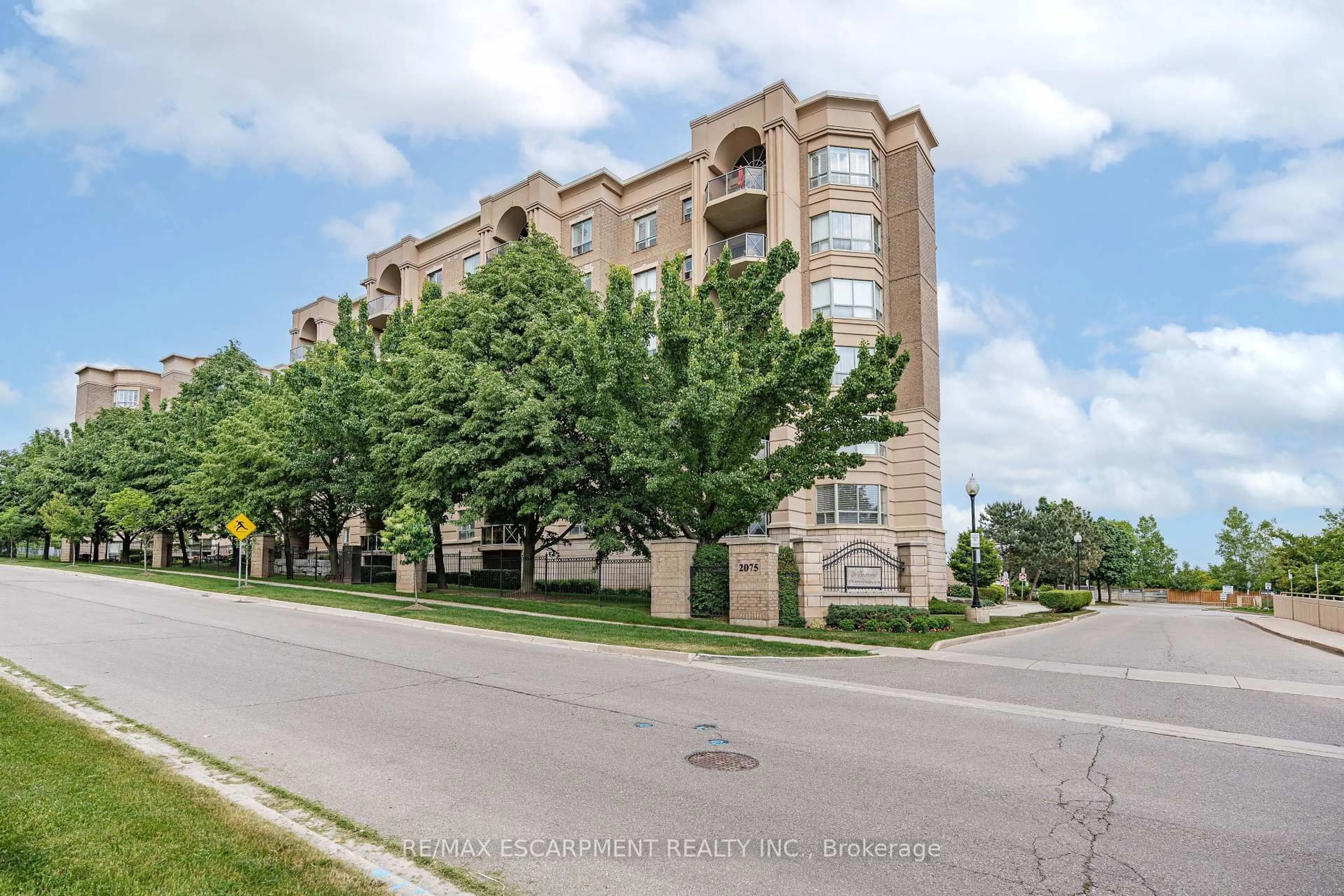 A pic from outside/outdoor area/front of a property/back of a property/a pic from drone, street for 2075 Amherst Heights Dr #506, Burlington Ontario L7P 5B8