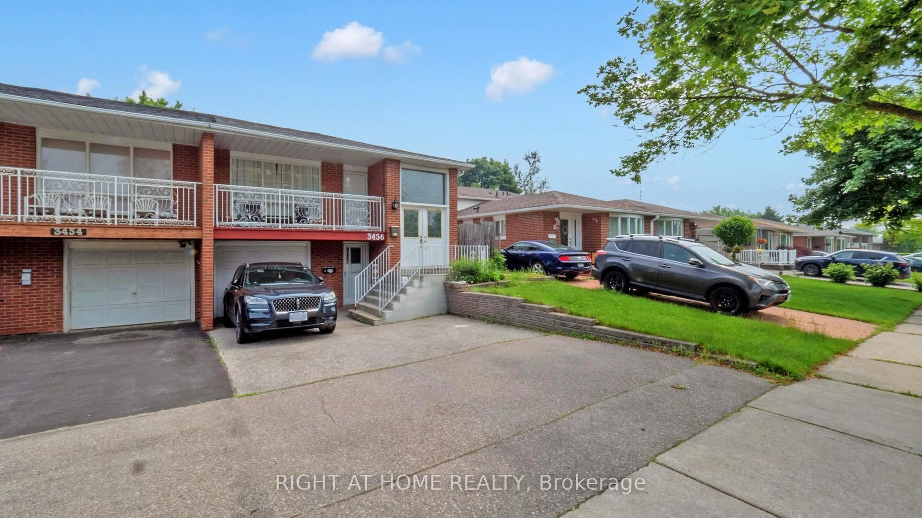A pic from outside/outdoor area/front of a property/back of a property/a pic from drone, street for 3456 Oakglade Cres, Mississauga Ontario L5C 1X5