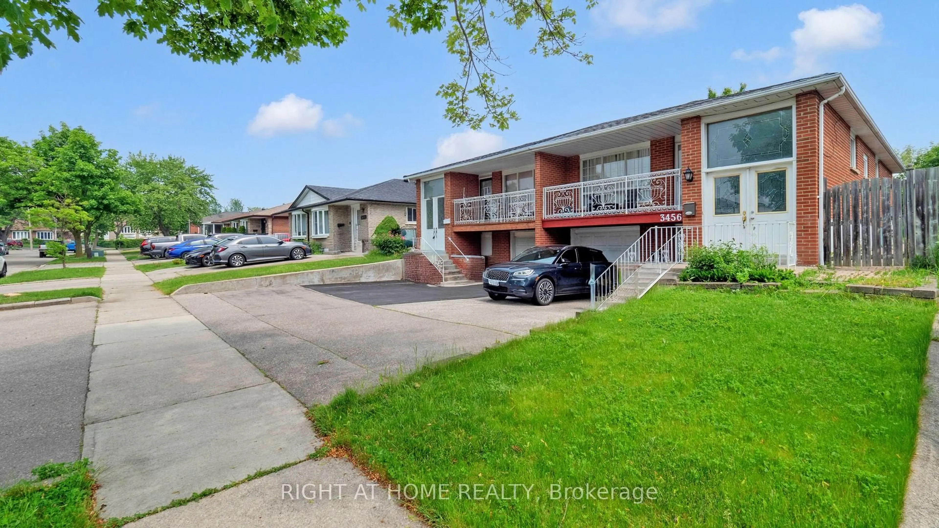 A pic from outside/outdoor area/front of a property/back of a property/a pic from drone, street for 3456 Oakglade Cres, Mississauga Ontario L5C 1X5