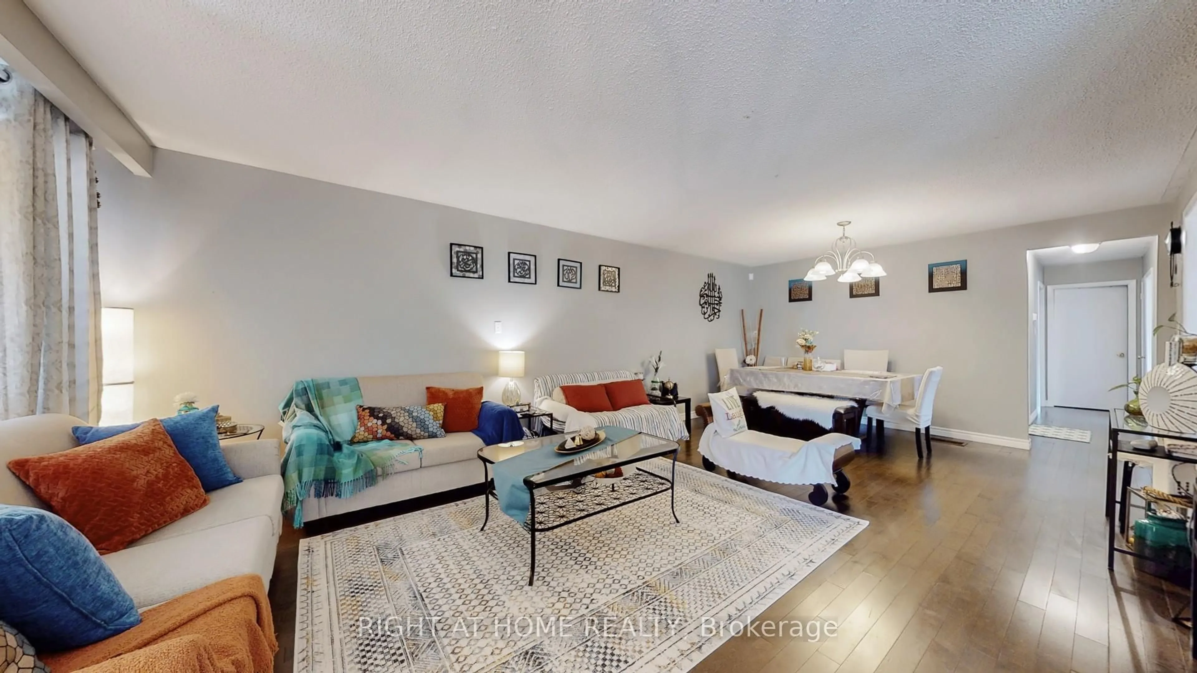 Living room with furniture, unknown for 3456 Oakglade Cres, Mississauga Ontario L5C 1X5
