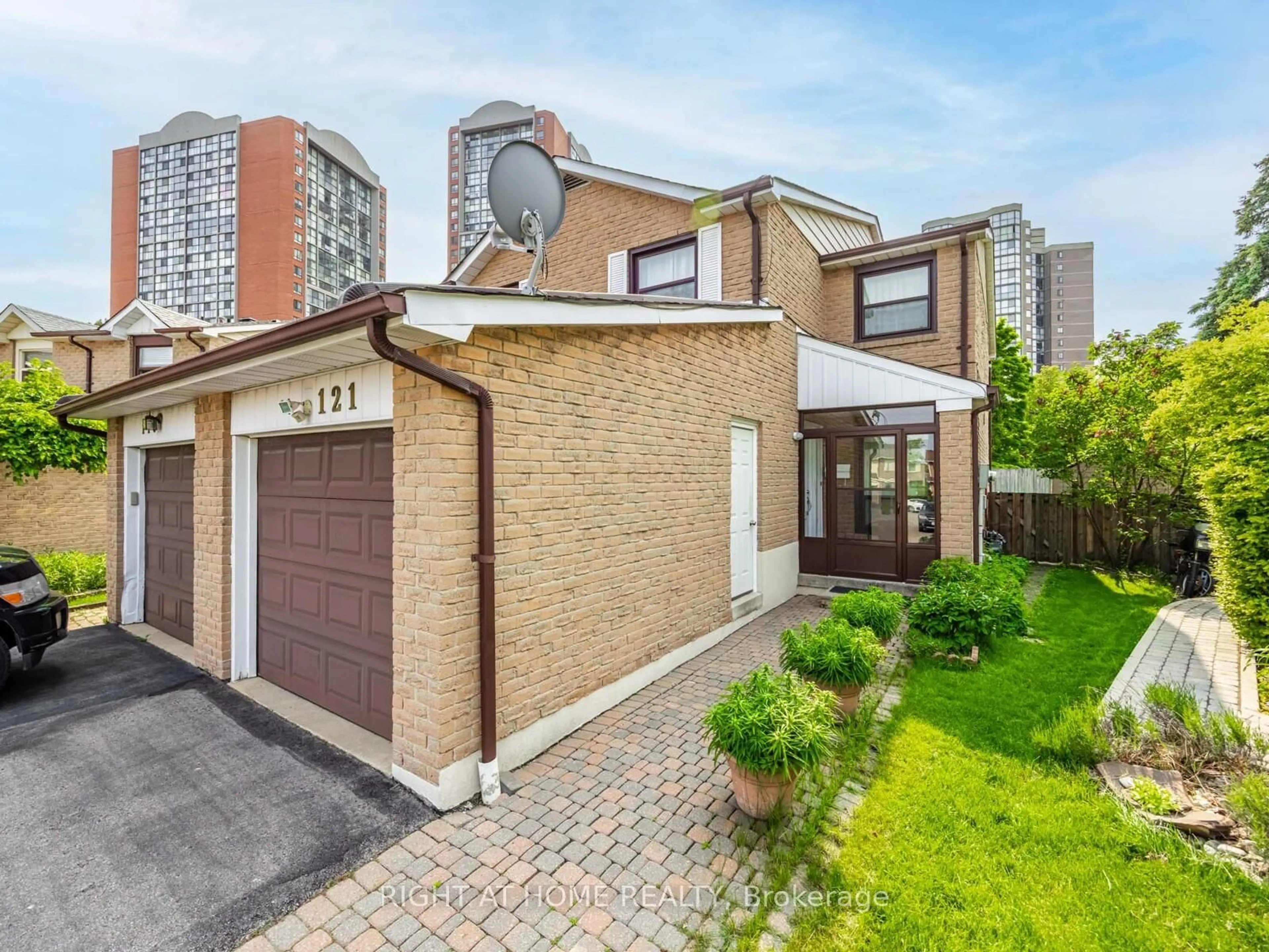 Home with brick exterior material, street for 121 Ashridge Crt, Mississauga Ontario L4Z 1K5
