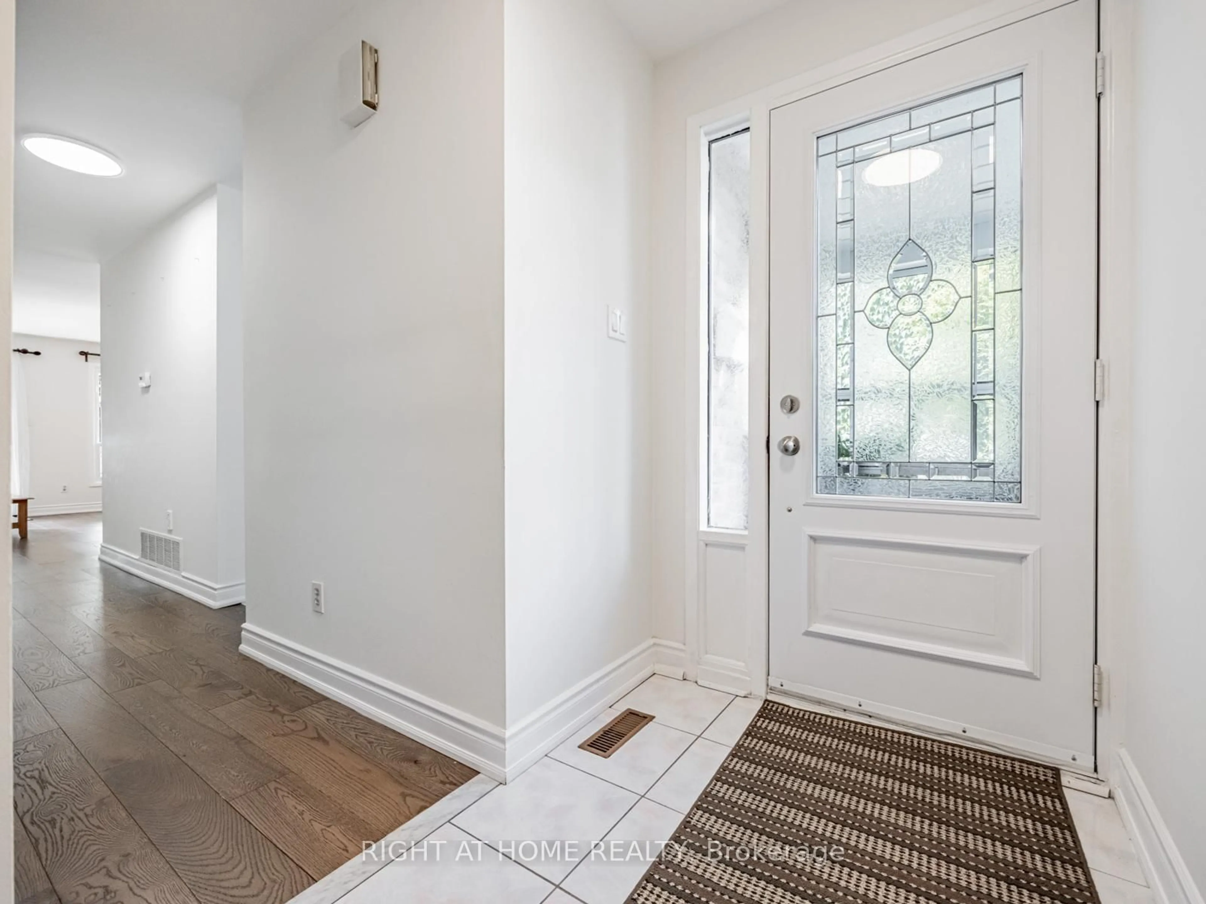 Indoor entryway for 121 Ashridge Crt, Mississauga Ontario L4Z 1K5