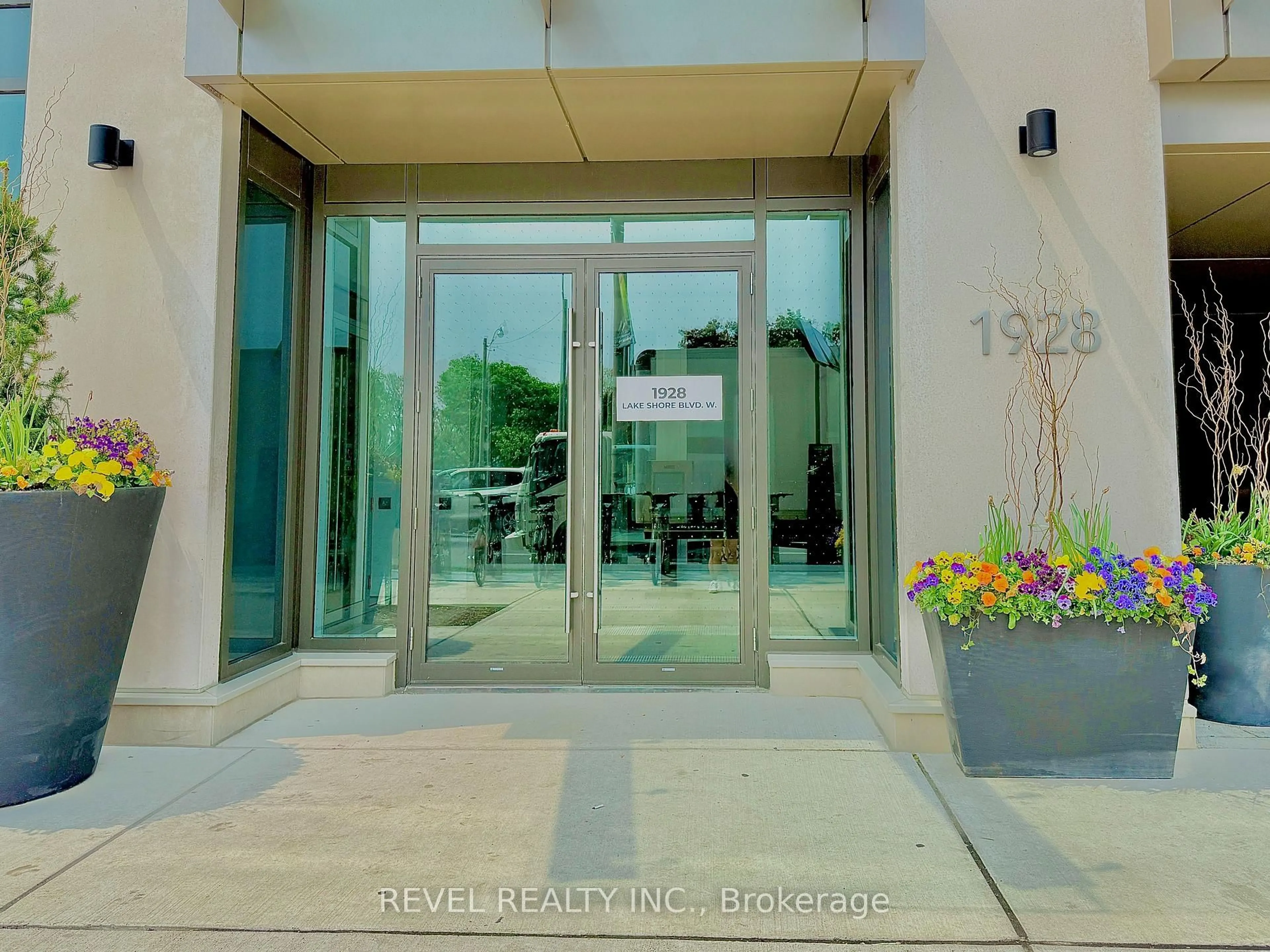 Indoor foyer for 1928 Lake Shore Blvd #3605, Toronto Ontario M6S 0B1