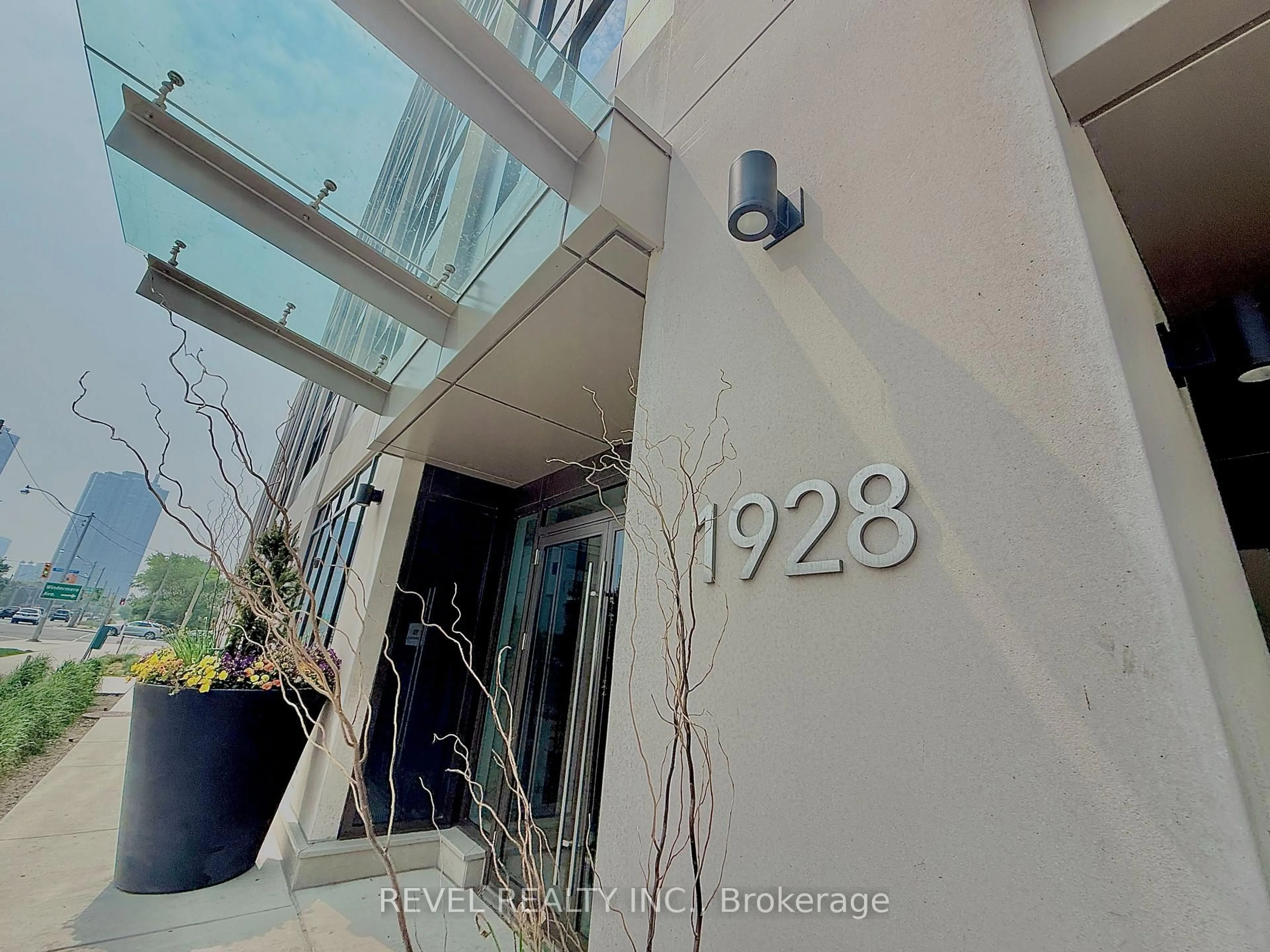 Indoor foyer for 1928 Lake Shore Blvd #3605, Toronto Ontario M6S 0B1