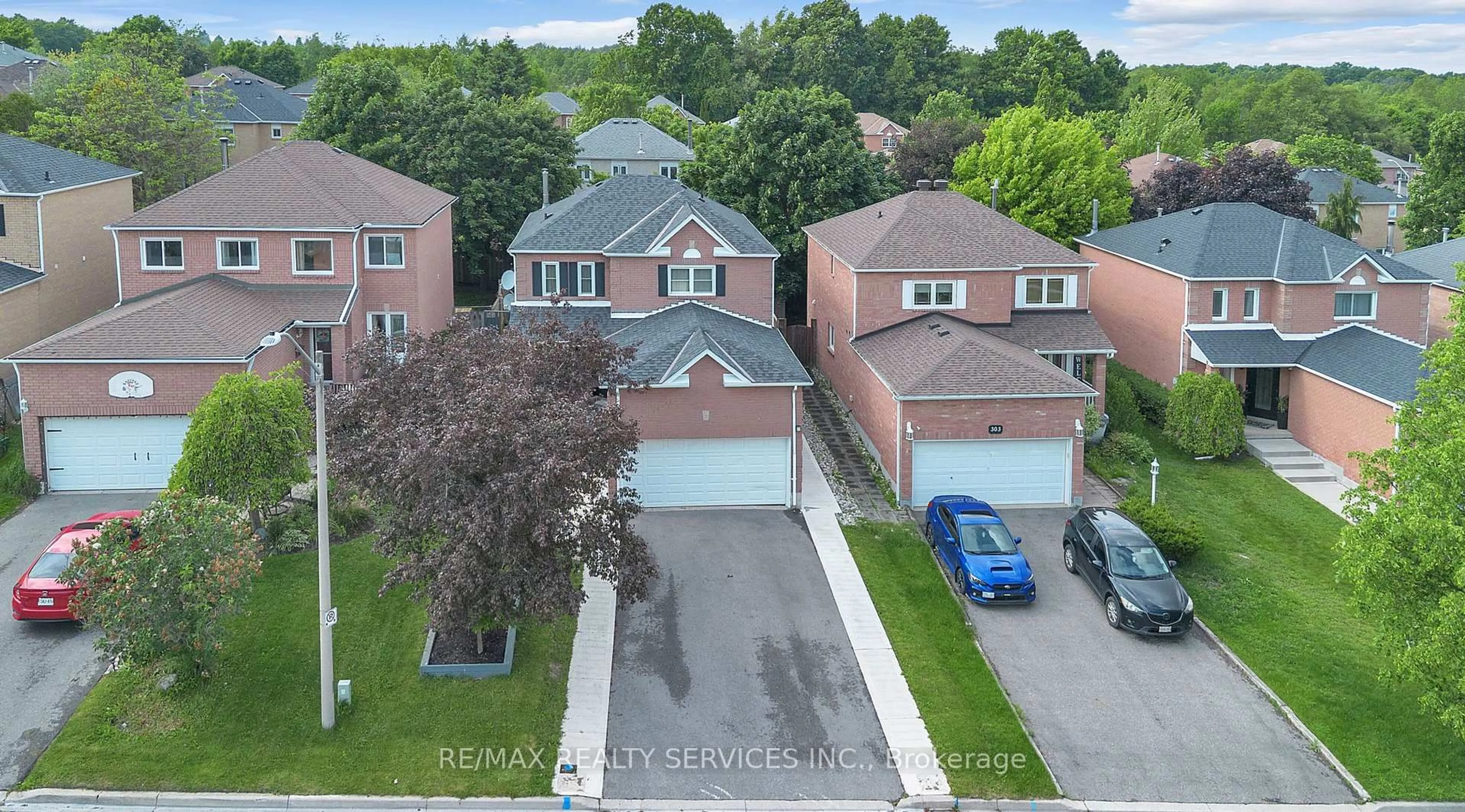 A pic from outside/outdoor area/front of a property/back of a property/a pic from drone, street for 305 Faith Dr, Orangeville Ontario L9W 4P8