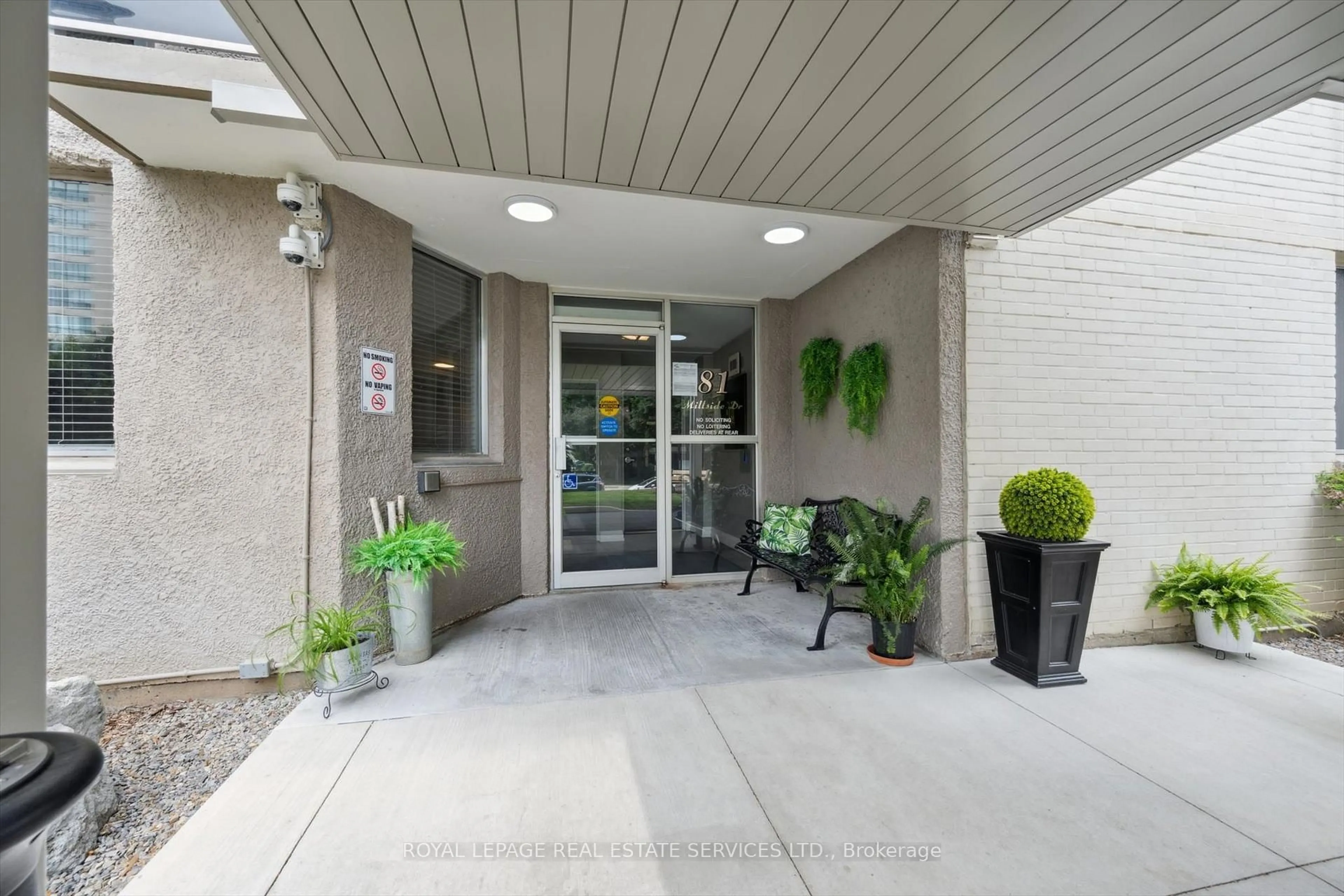 Indoor foyer for 81 Millside Dr #906, Milton Ontario L9T 3X4