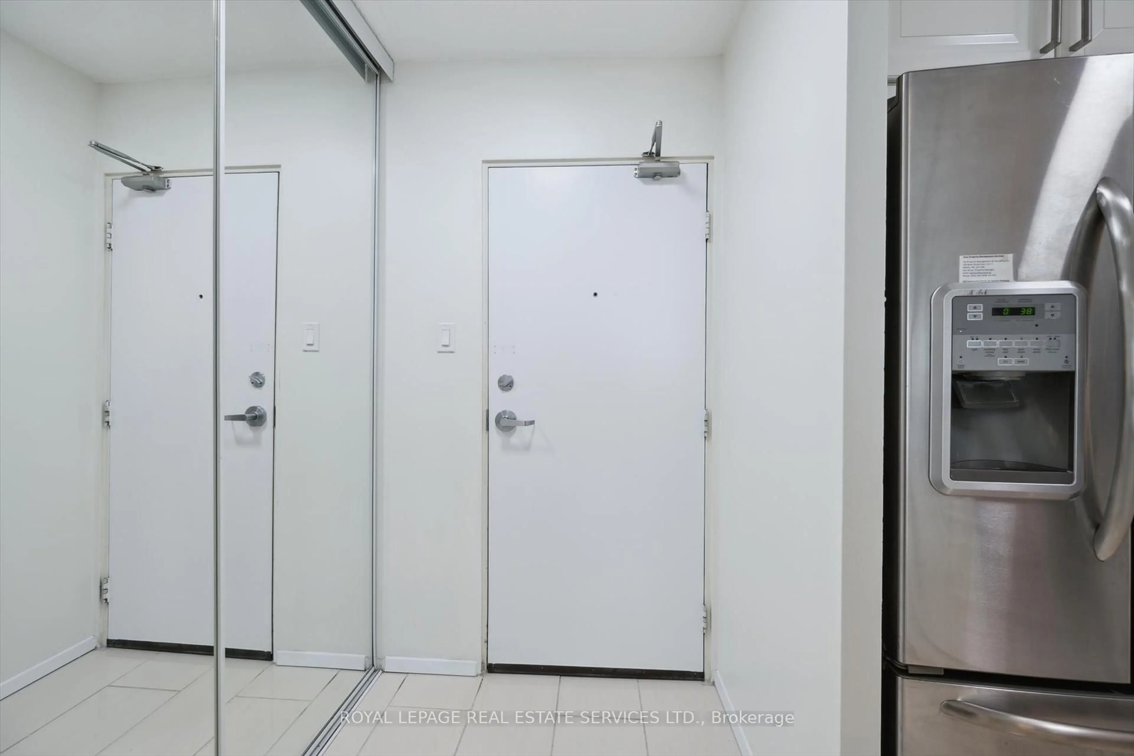 Indoor foyer for 81 Millside Dr #906, Milton Ontario L9T 3X4