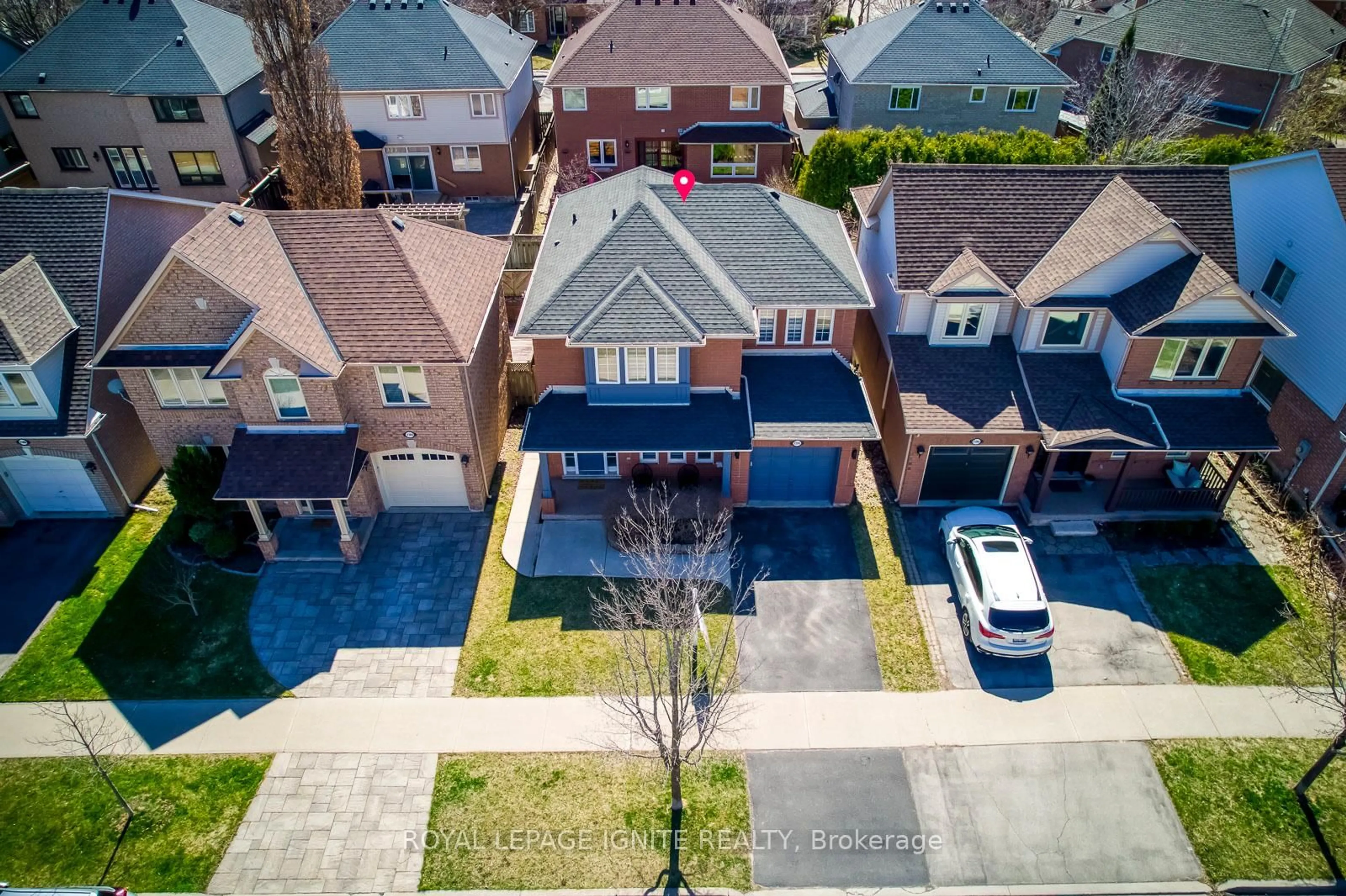 A pic from outside/outdoor area/front of a property/back of a property/a pic from drone, street for 2390 Orchard Rd, Burlington Ontario L7L 6N6