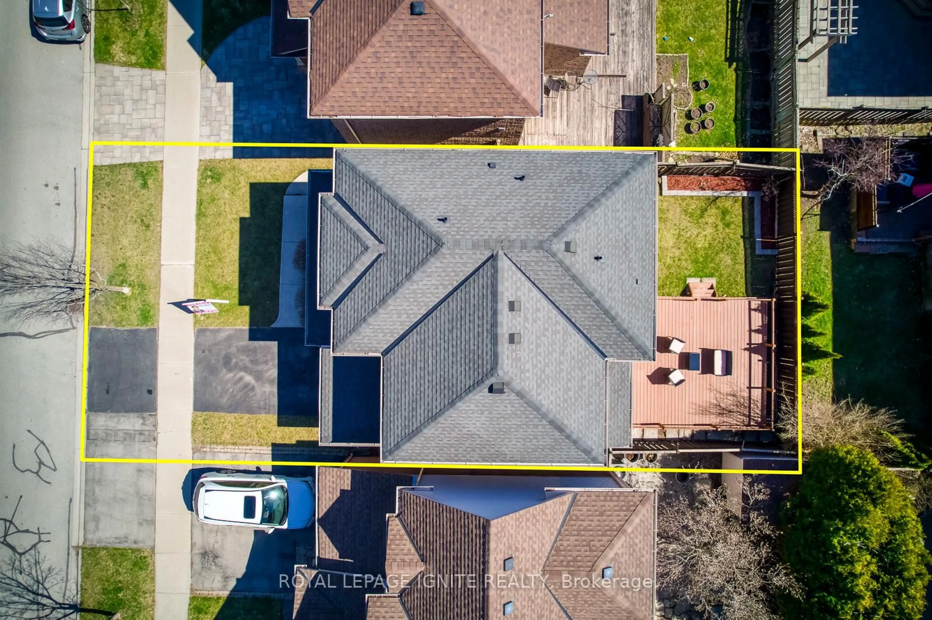 A pic from outside/outdoor area/front of a property/back of a property/a pic from drone, street for 2390 Orchard Rd, Burlington Ontario L7L 6N6