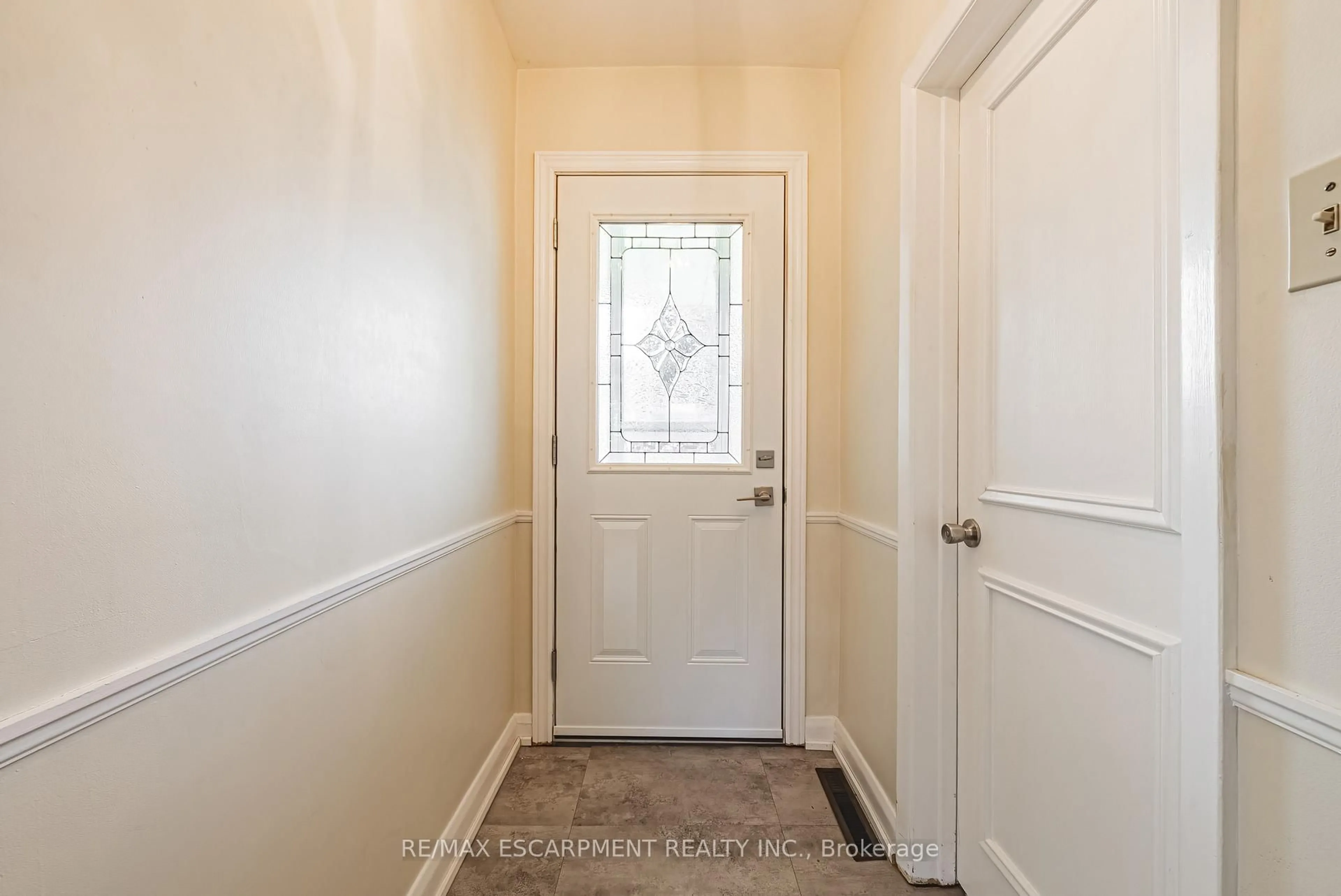 Indoor entryway for 5428 Stratton Rd, Burlington Ontario L7L 2Y9