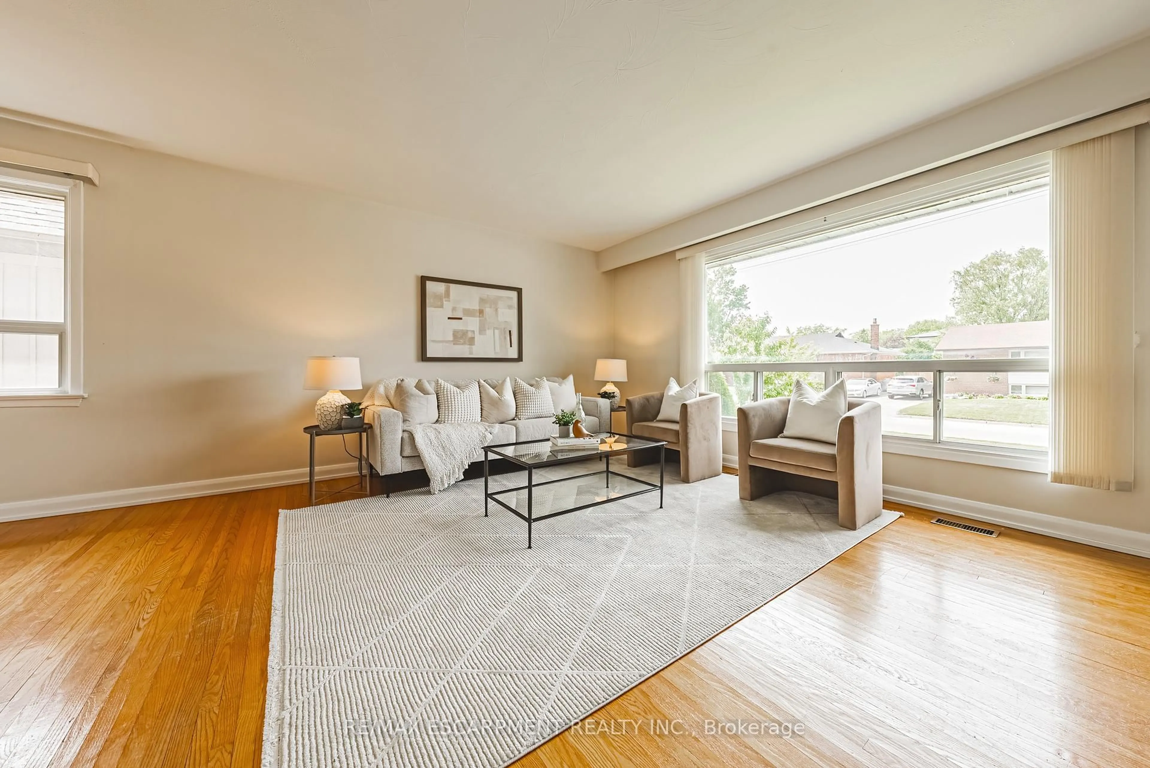 Living room with furniture, unknown for 5428 Stratton Rd, Burlington Ontario L7L 2Y9