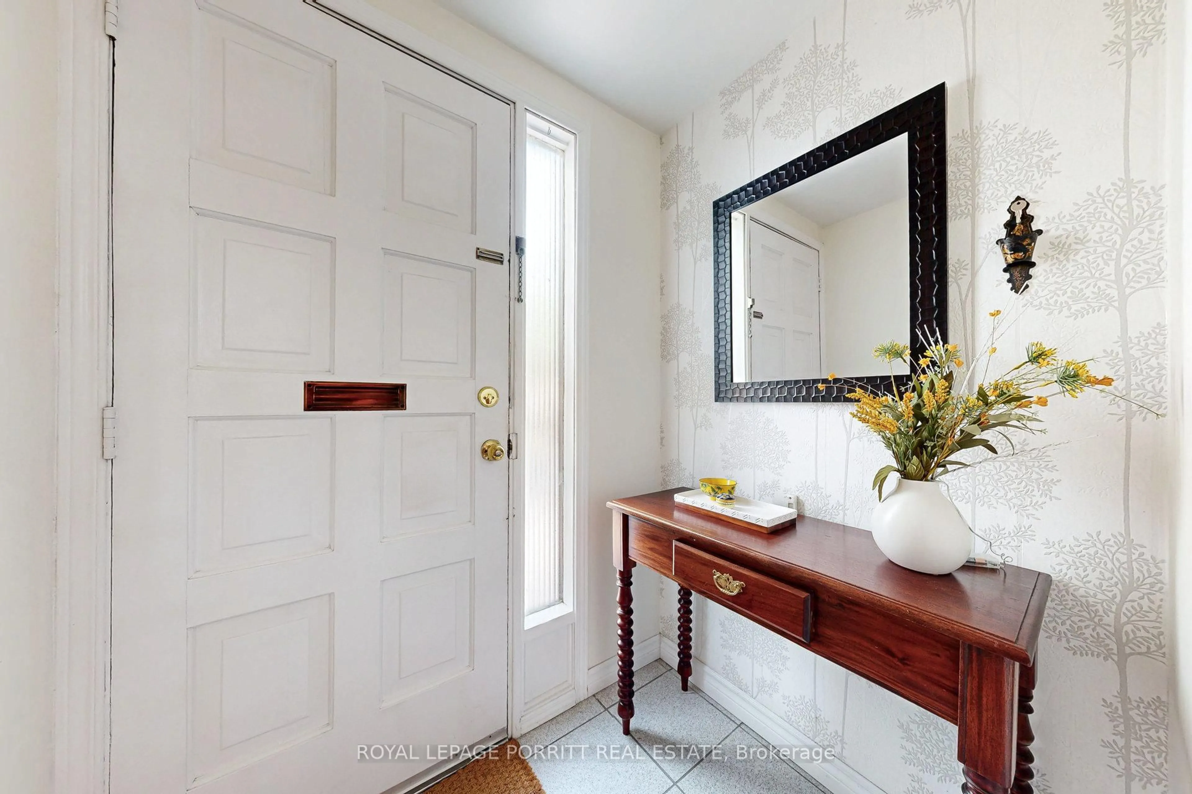 Indoor entryway for 3395 Cliff Rd #41, Mississauga Ontario L5A 3M7