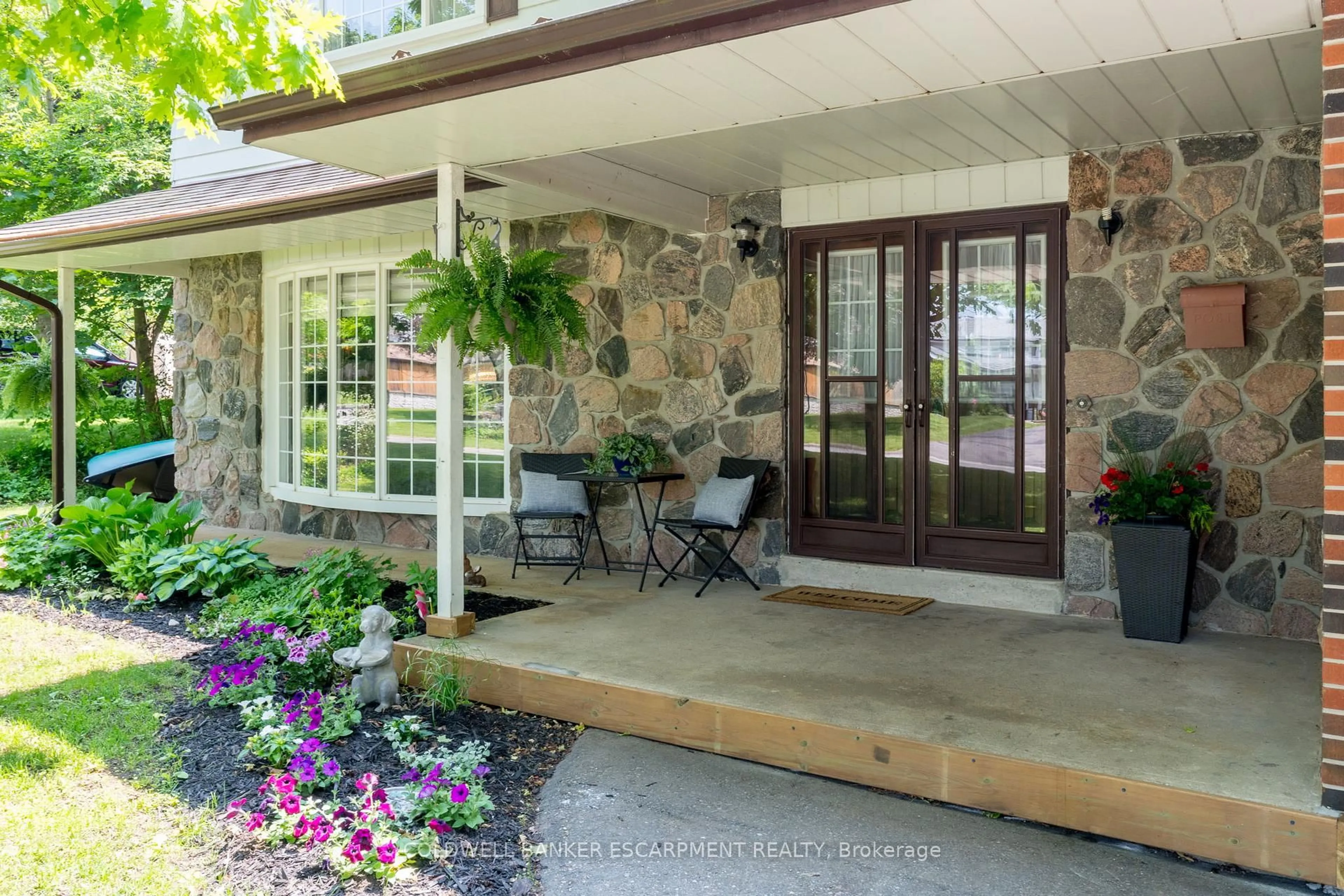 Indoor entryway for 78 Nelson Crt, Halton Hills Ontario L7J 1A6