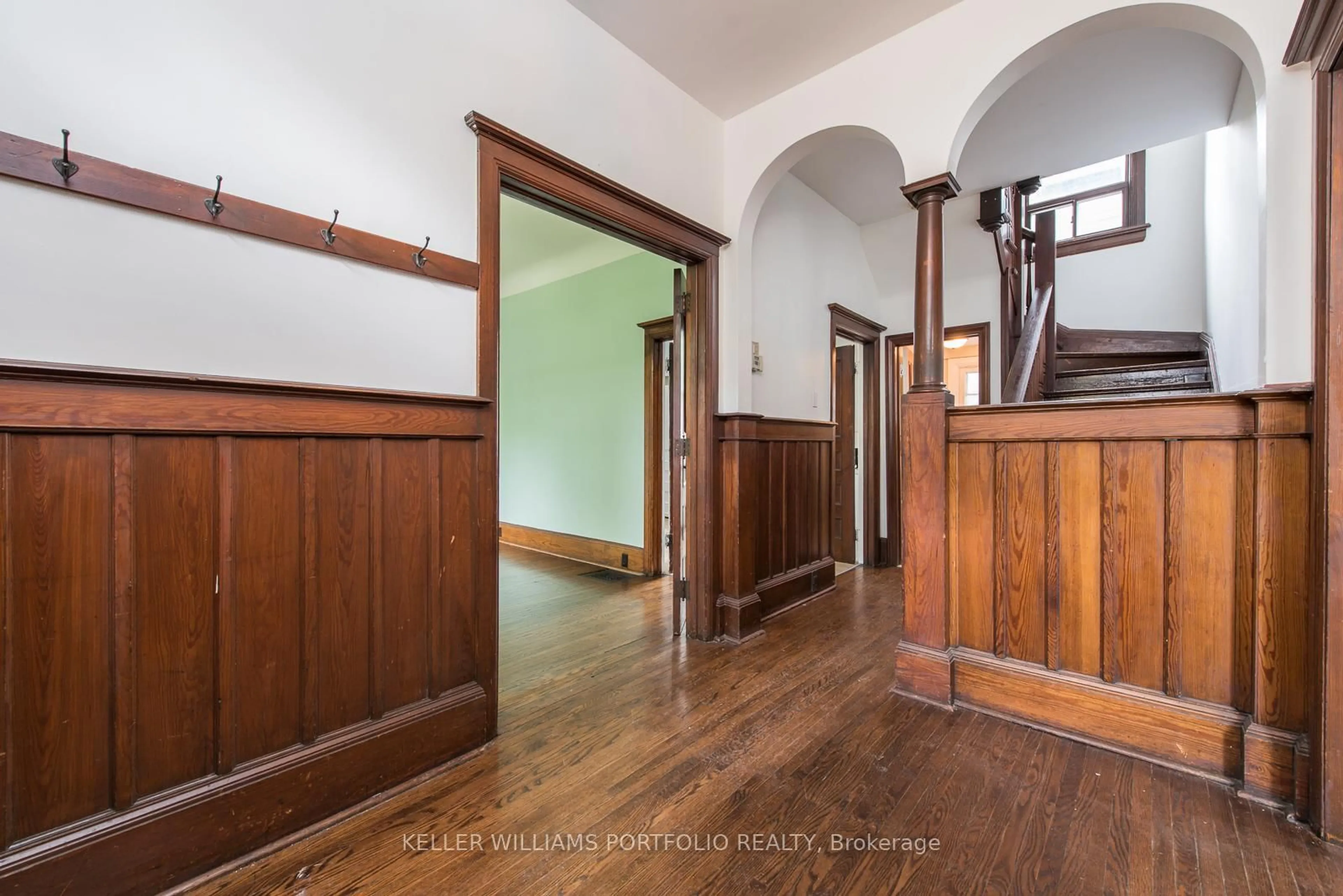 Indoor foyer for 254 Evelyn Ave, Toronto Ontario M6P 2Z9