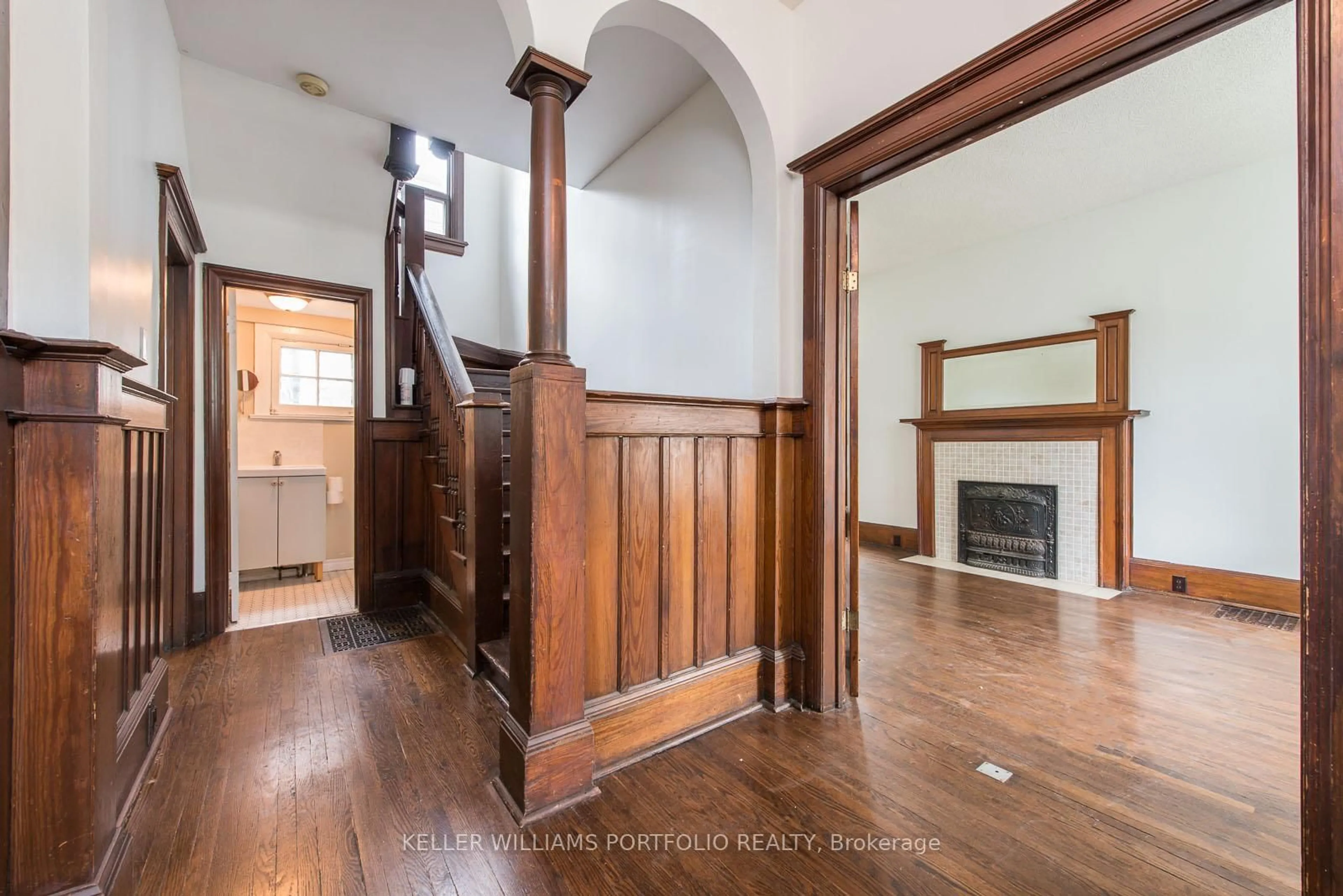 Indoor foyer for 254 Evelyn Ave, Toronto Ontario M6P 2Z9