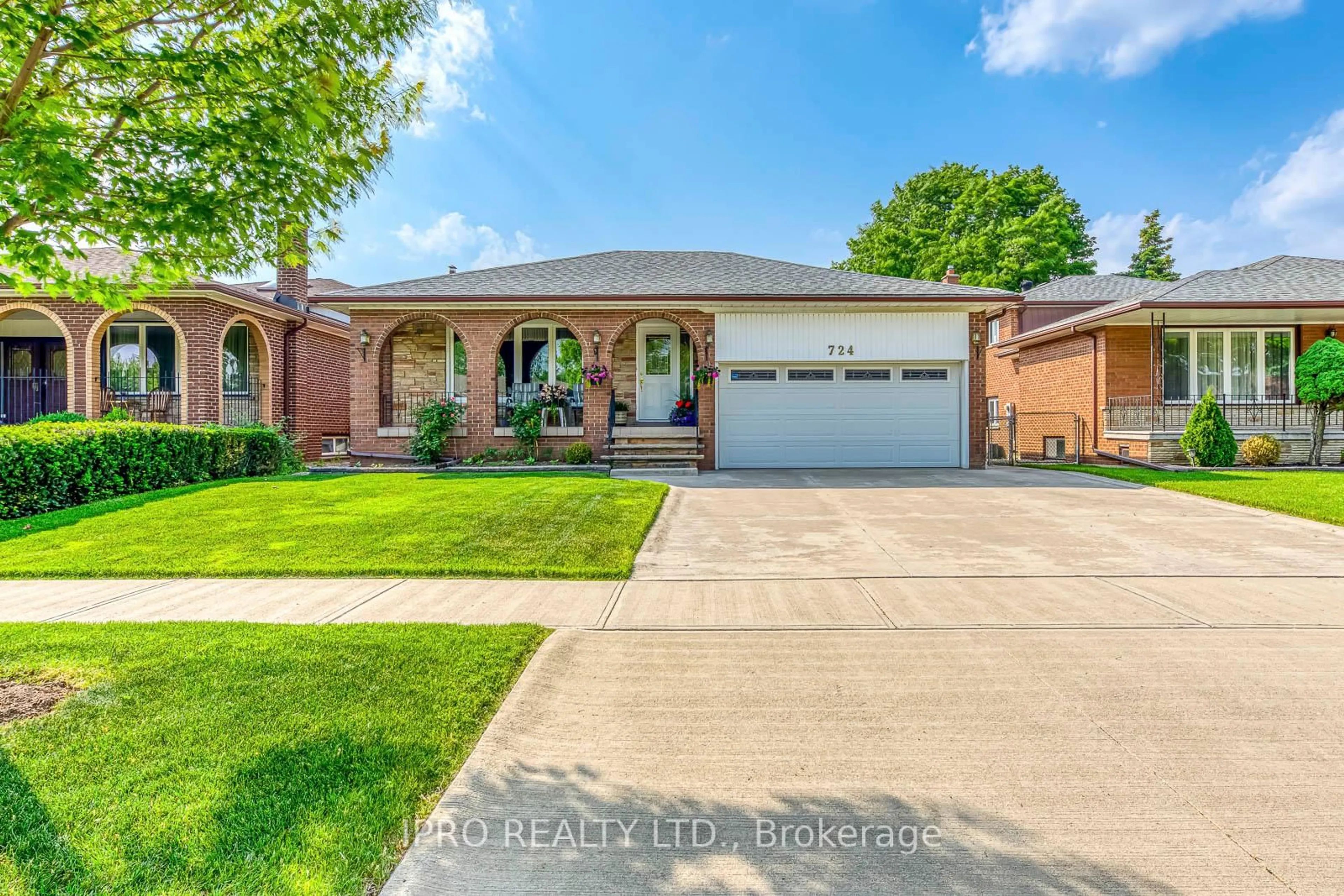 Home with brick exterior material, street for 724 Eversley Dr, Mississauga Ontario L5A 2C9