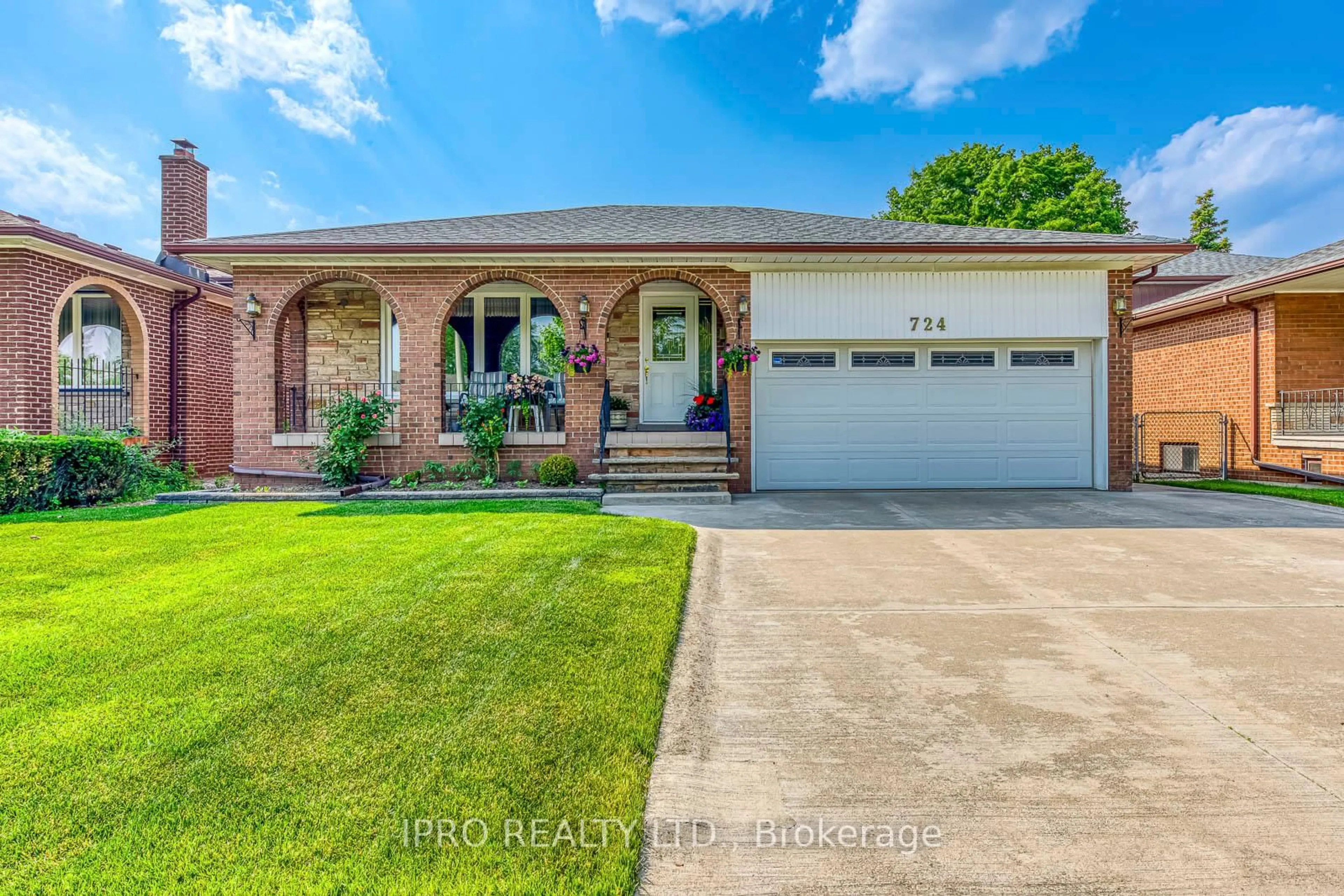 Home with brick exterior material, street for 724 Eversley Dr, Mississauga Ontario L5A 2C9