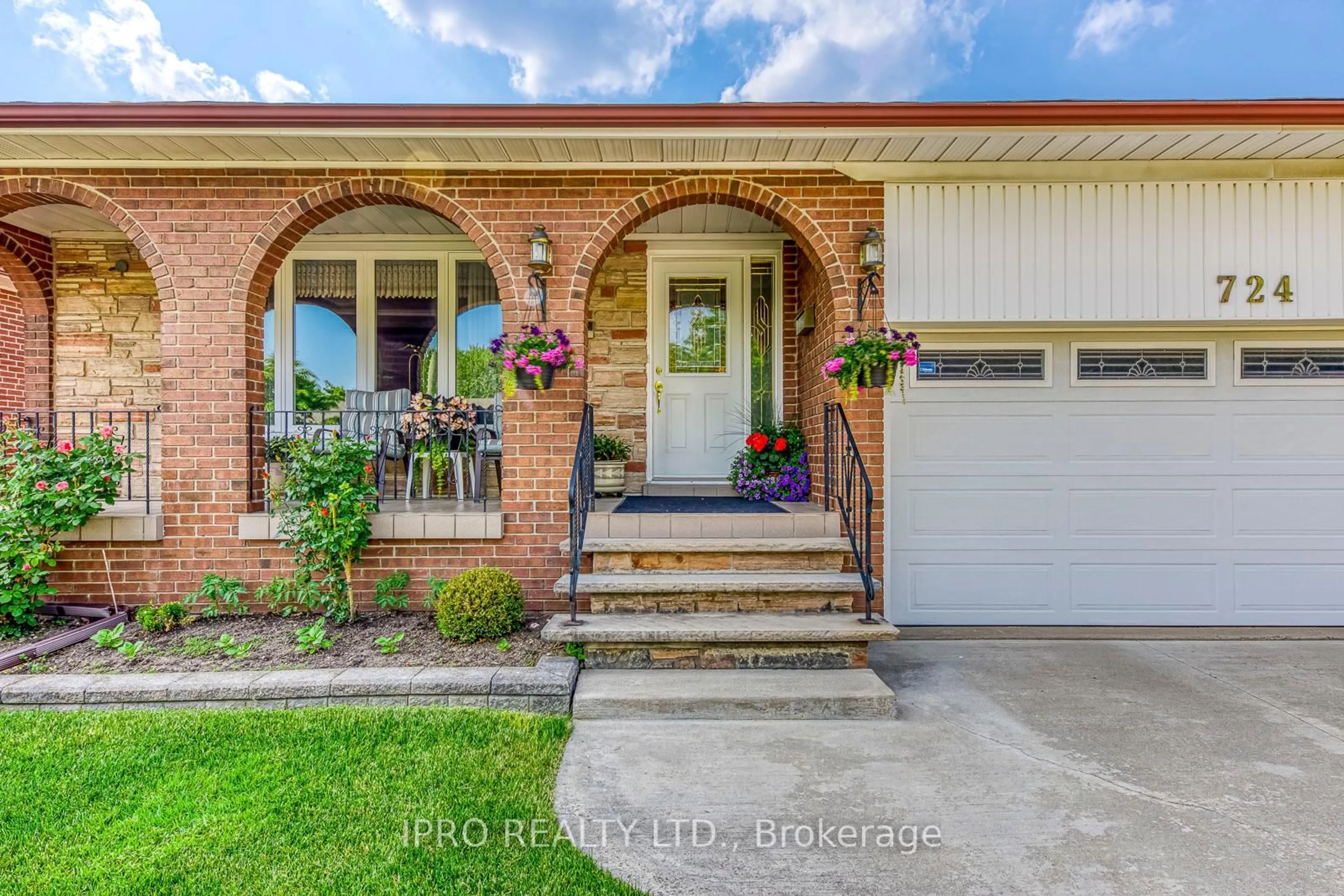 Home with brick exterior material, street for 724 Eversley Dr, Mississauga Ontario L5A 2C9