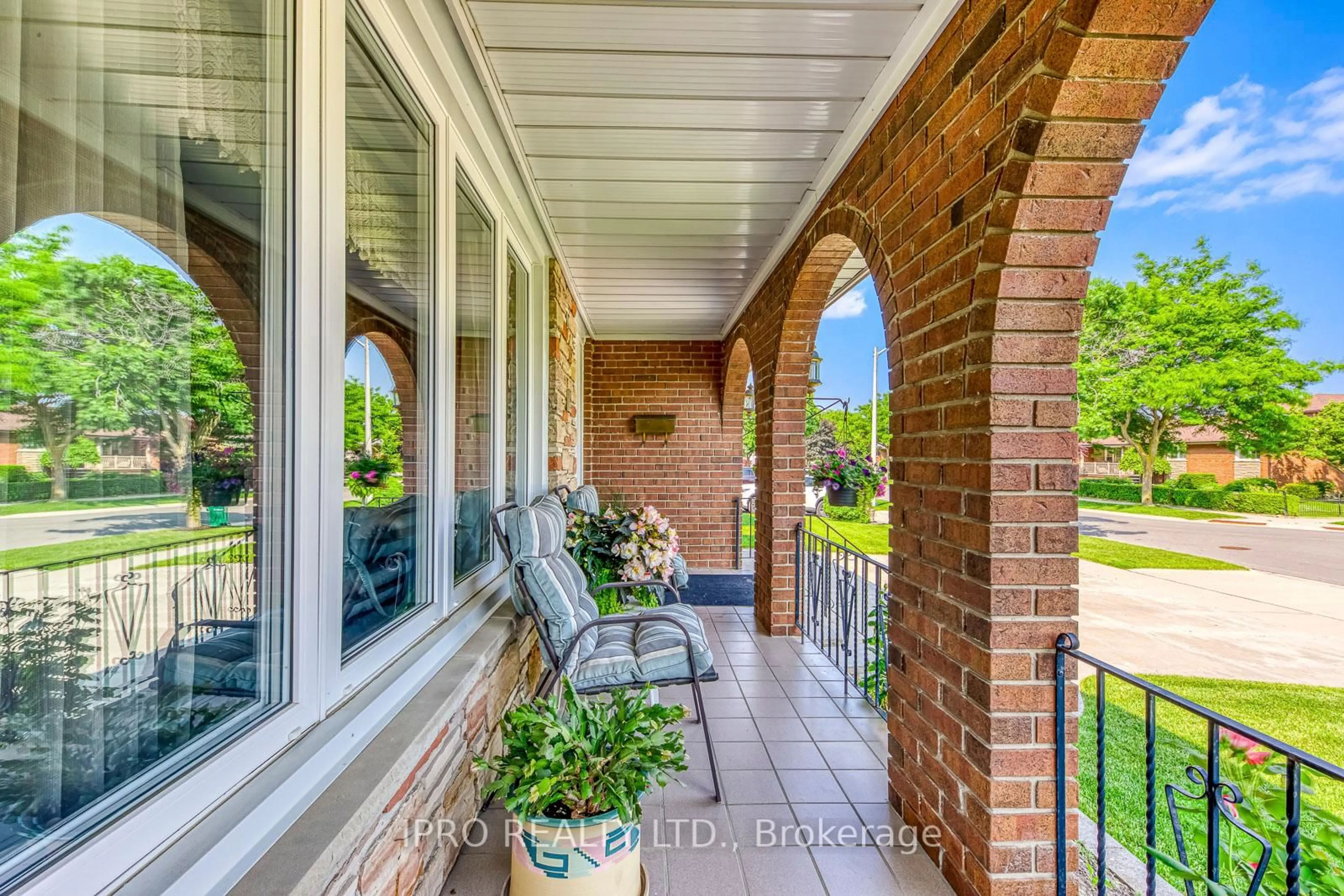 Unknown for 724 Eversley Dr, Mississauga Ontario L5A 2C9