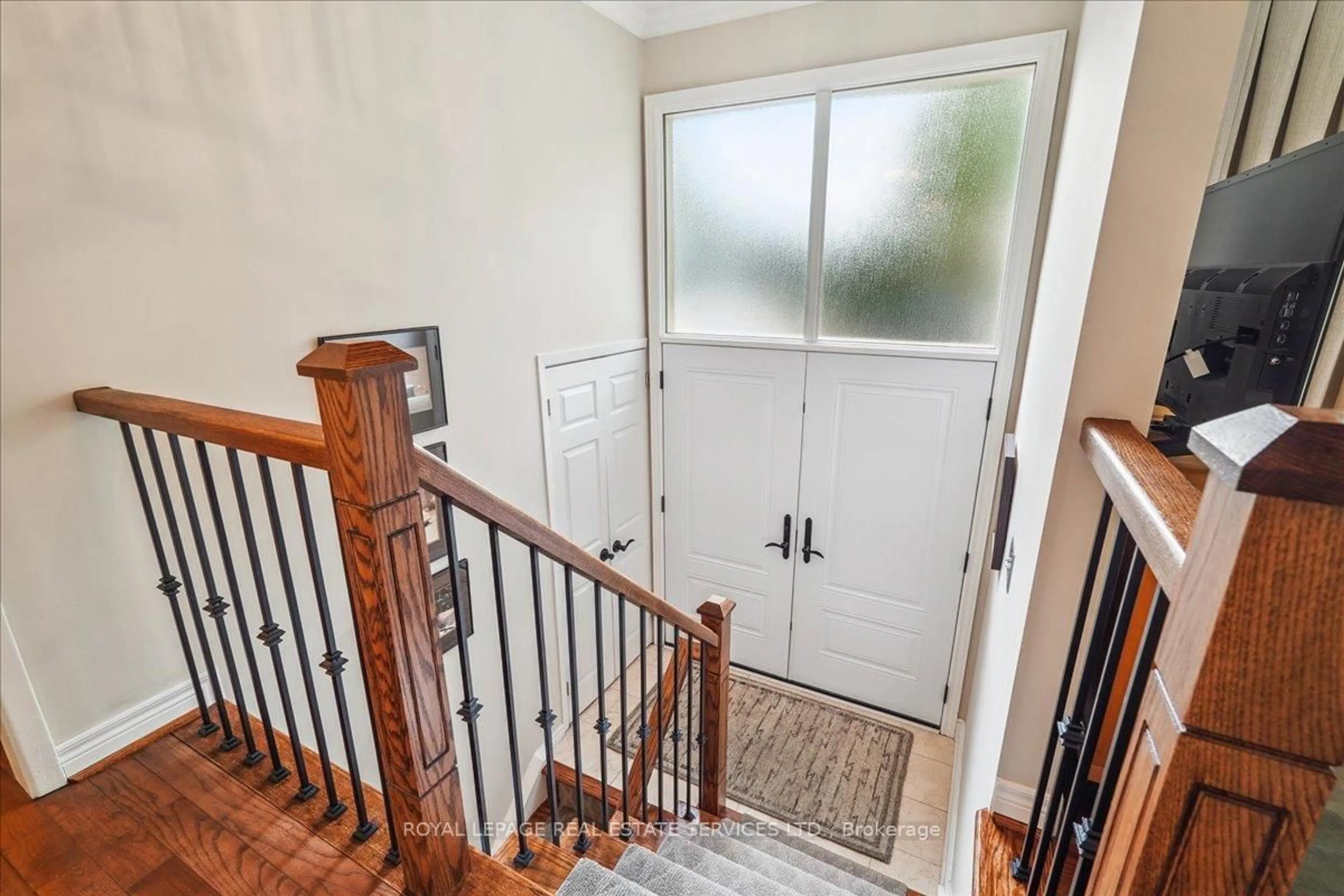 Indoor entryway for 2250 Dunedin Rd, Oakville Ontario L6J 5V5