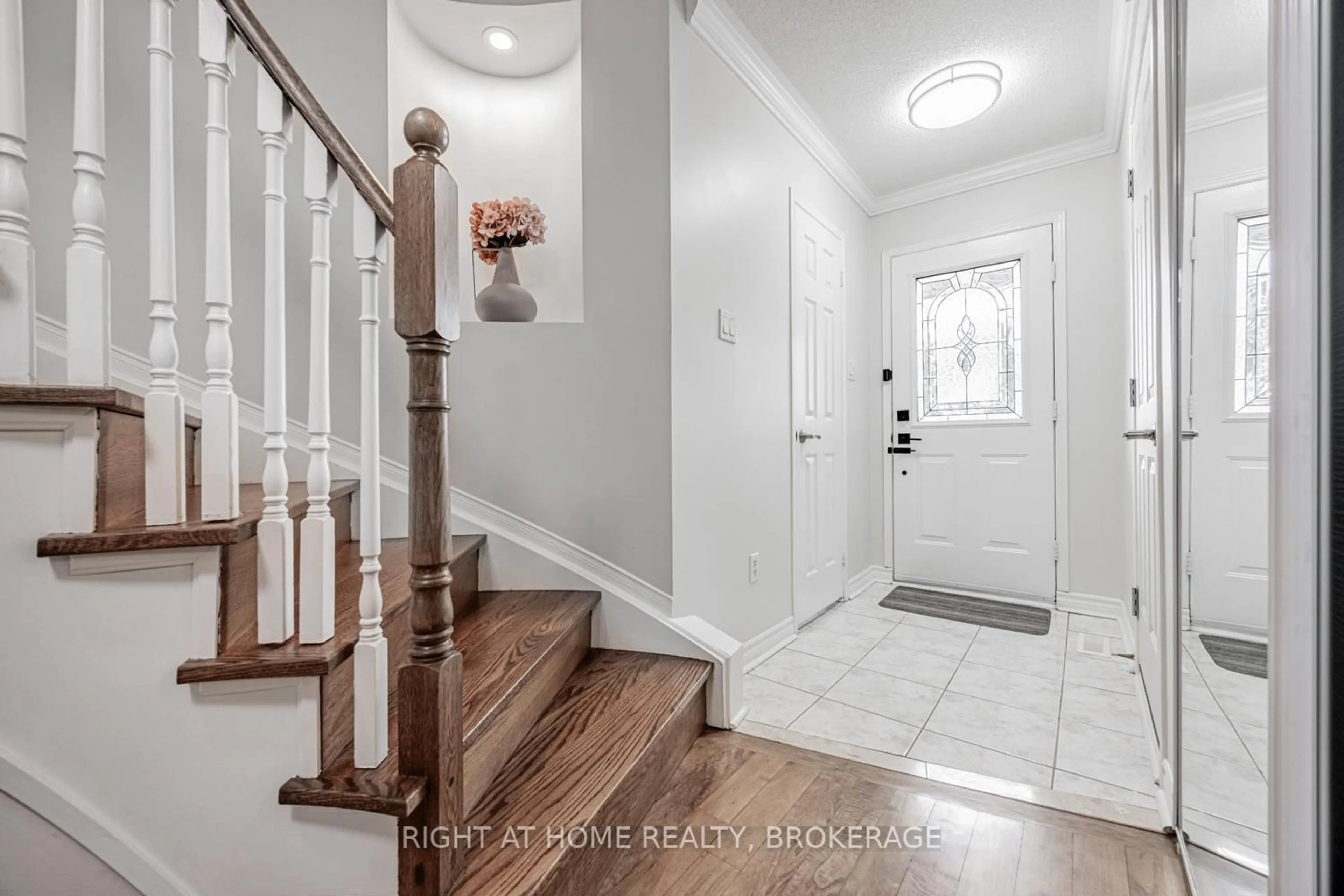 Indoor entryway for 4020 Berton Ave, Burlington Ontario L7M 4M6